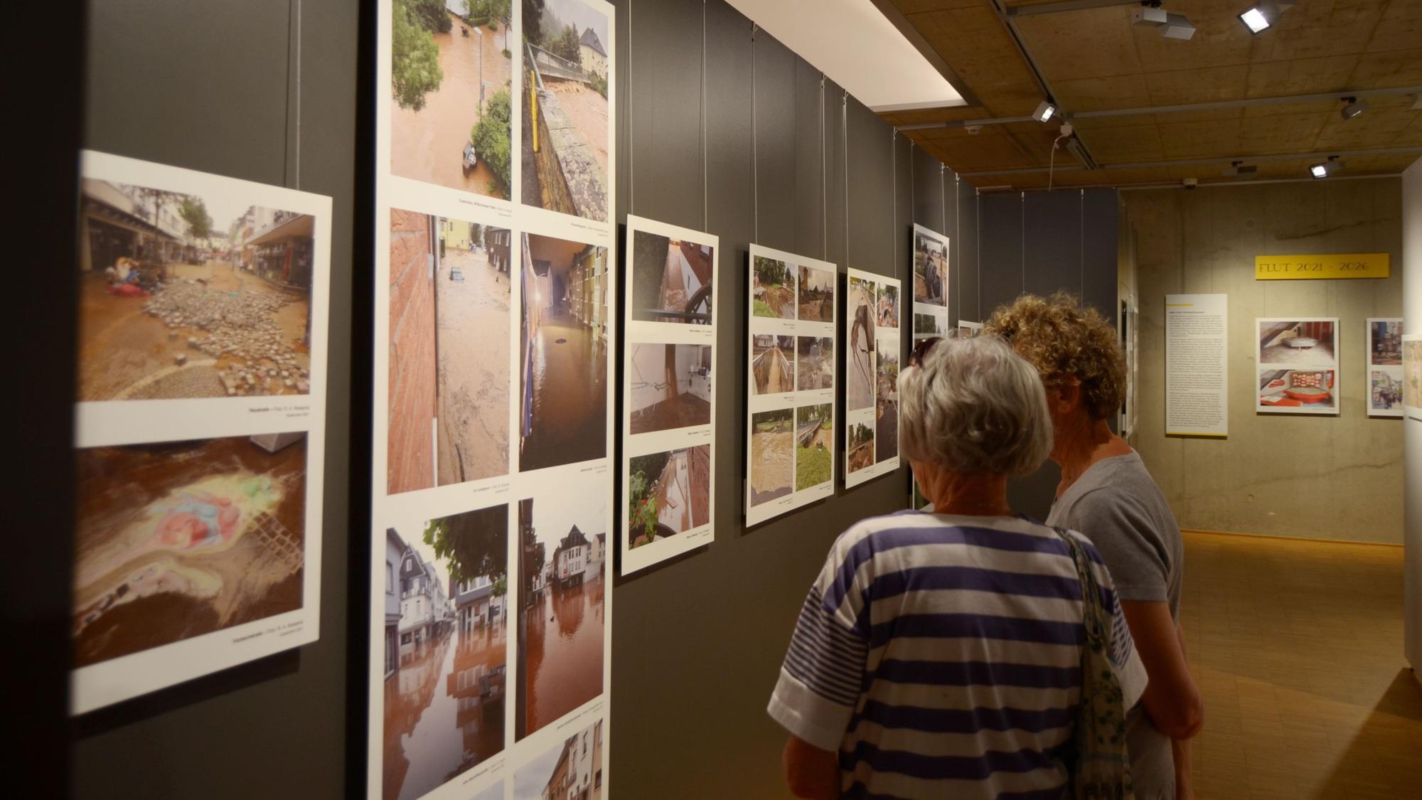 Zwei Frauen schauen sich im Museum Fotografien an.