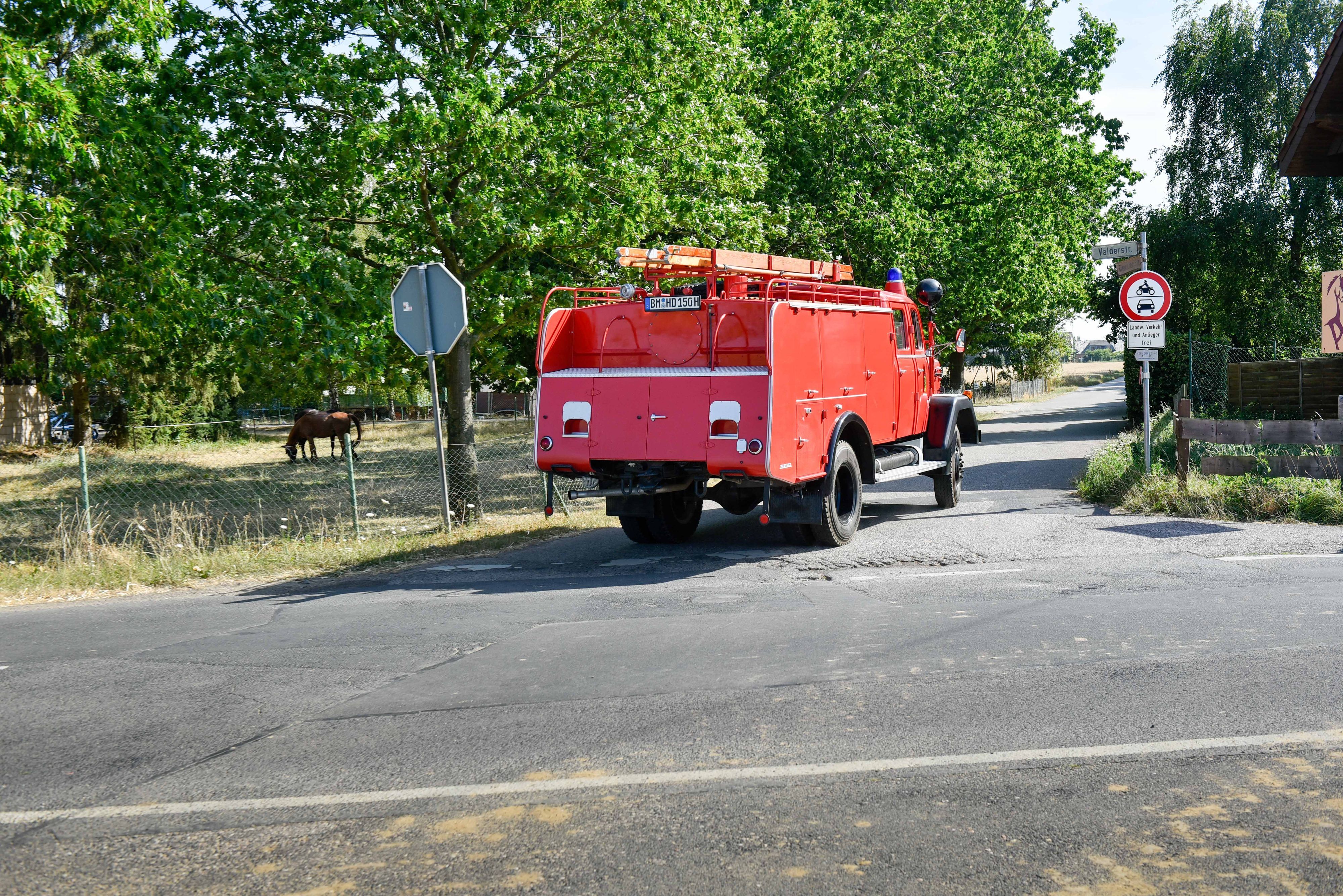 Auch ein ausgemustertes Feuerwehrauto dreht hier bisweilen noch seine Runden.