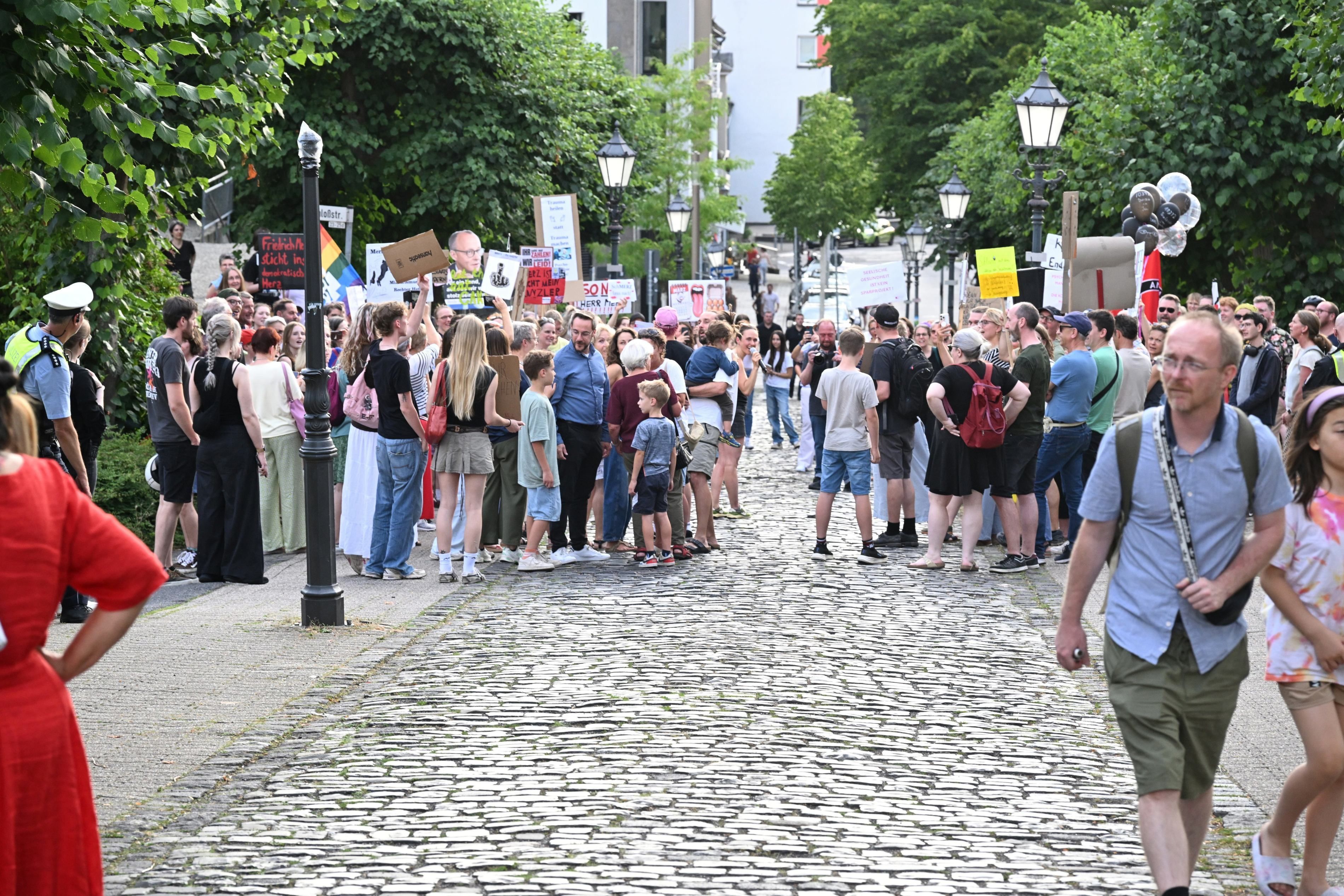 Das Foto zeigt Demonstranten an der Schloßstraße.