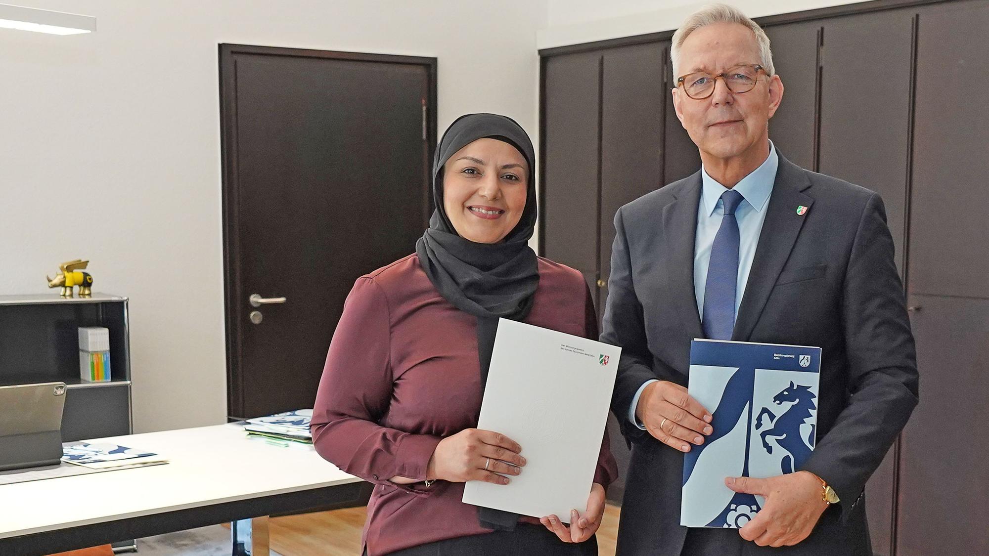 Frau Ümmü Gülsüm Karakus und Regierungspräsident Gregor Lange.
