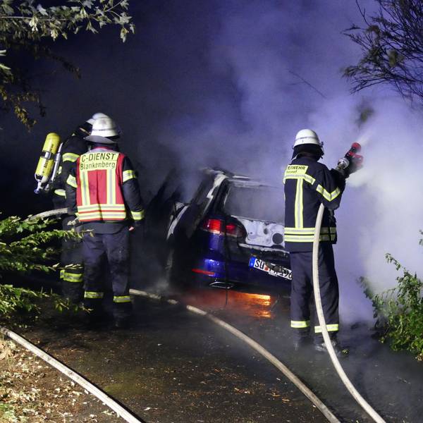 Feuerwehrleute bei einem nächtlichen Brand.