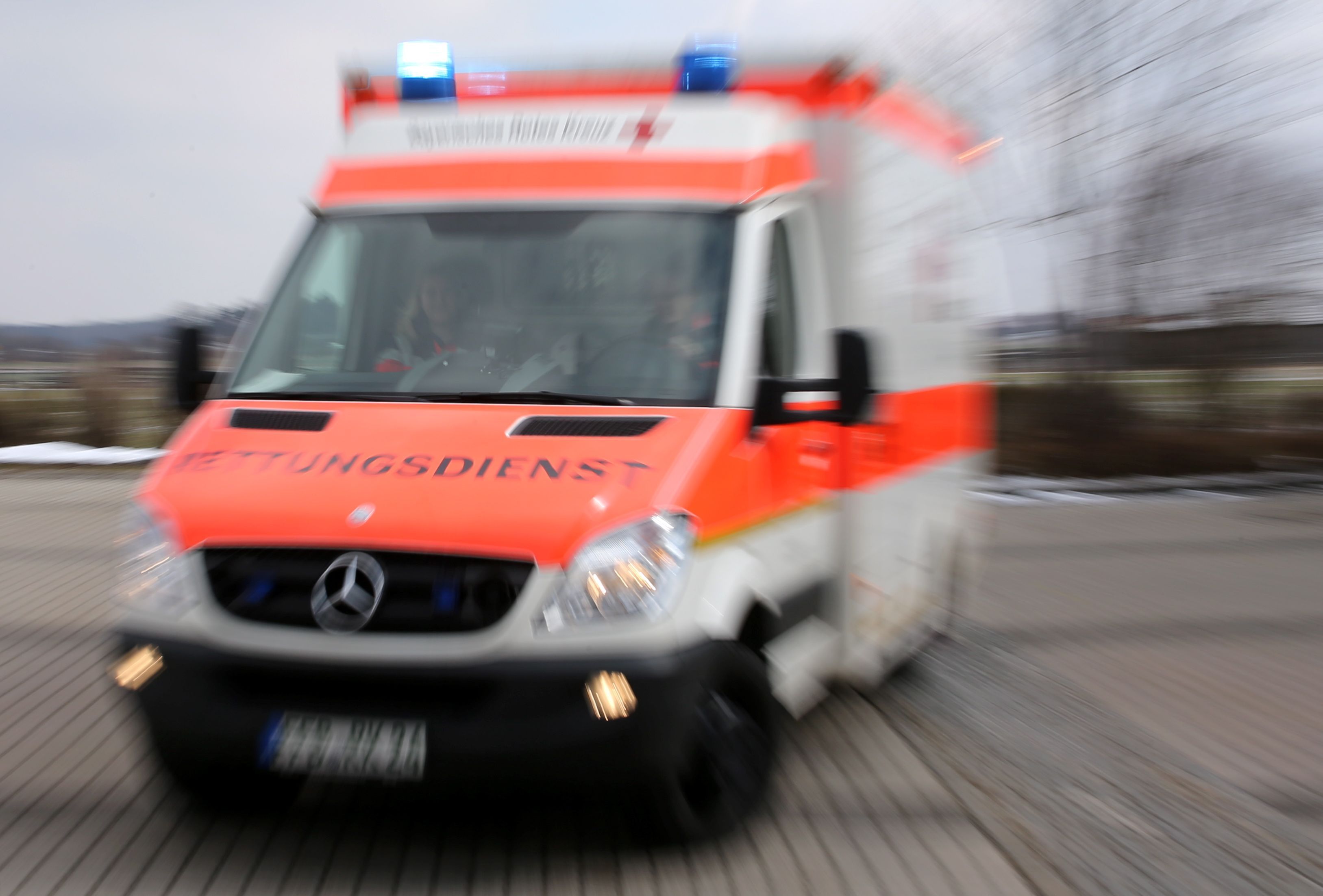 Ein Rettungswagen fährt auf einen Parkplatz.