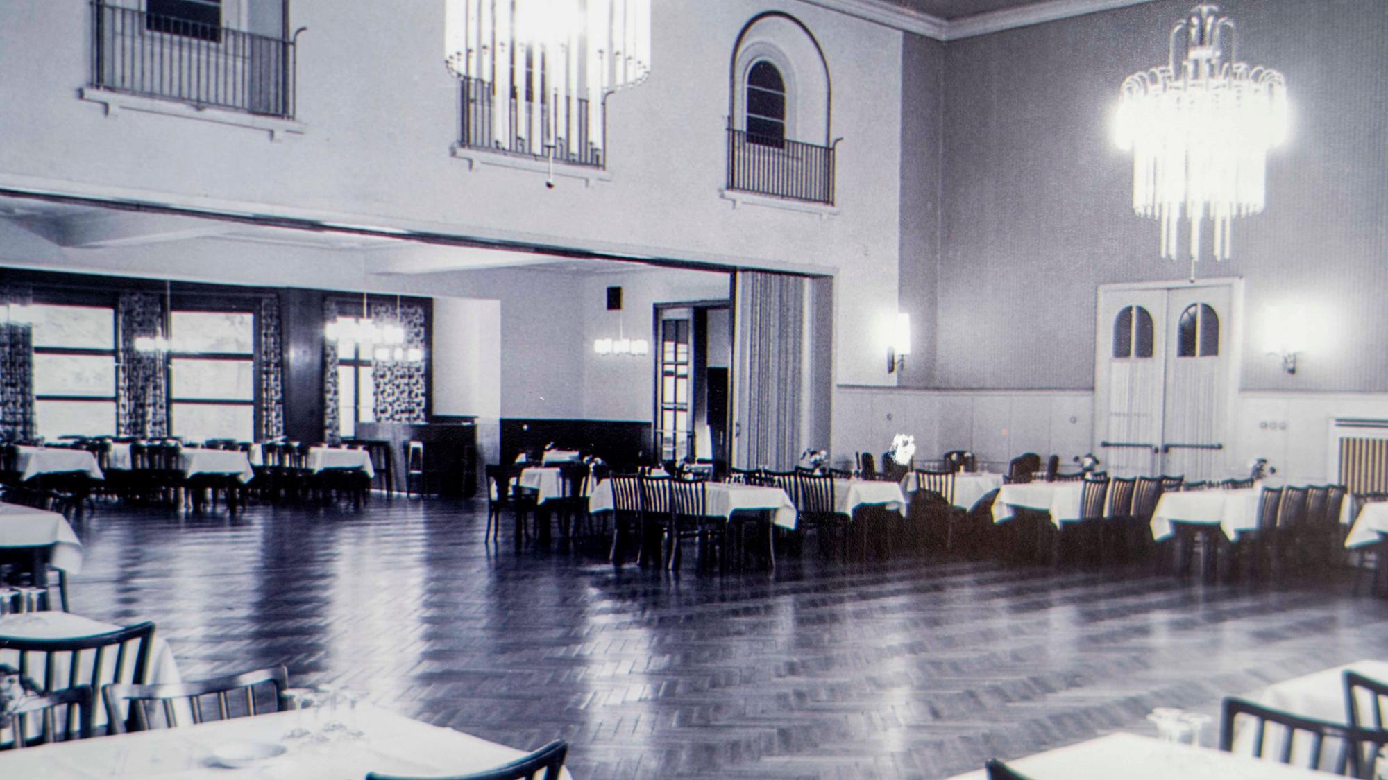 Eine historische Aufnahme zeigt den festlich dekorierten Saal des Casinos.