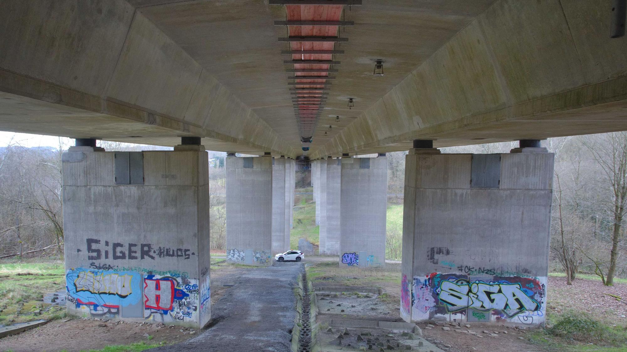 Zu sehen ist eine Autobahnbrücke von unten.
