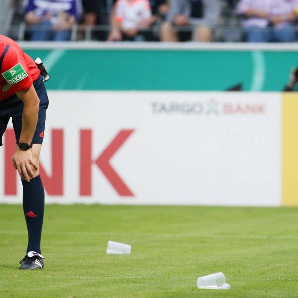 Osnabrueck - RB Leipzig / Fussball DFB Pokal Osnabrück, 10.08.2015, osnatel Arena, Fussball, DFB Pokal, 1.Runde , VFL Osnabrueck vs. RB Leipzig 1:0 / Spielabbruch , Im Bild: Schiedsrichter Martin Petersen wurde von einem Feuerzeug am Kopf getroffen. ,
Osnabrueck RB Leipzig Football DFB Cup Osnabrück 10 08 2015 OsnaTel Arena Football DFB Cup 1 Round VfL Osnabrueck vs RB Leipzig 1 0 Demolition game in Picture Referees Martin Petersen was from a Lighter at Head taken