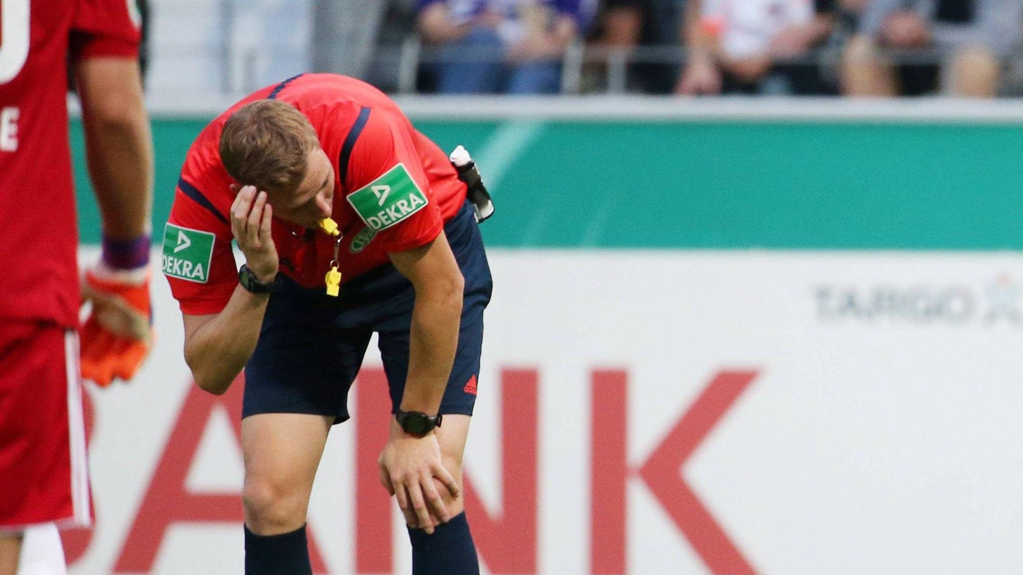 Osnabrueck - RB Leipzig / Fussball DFB Pokal Osnabrück, 10.08.2015, osnatel Arena, Fussball, DFB Pokal, 1.Runde , VFL Osnabrueck vs. RB Leipzig 1:0 / Spielabbruch , Im Bild: Schiedsrichter Martin Petersen wurde von einem Feuerzeug am Kopf getroffen. ,
Osnabrueck RB Leipzig Football DFB Cup Osnabrück 10 08 2015 OsnaTel Arena Football DFB Cup 1 Round VfL Osnabrueck vs RB Leipzig 1 0 Demolition game in Picture Referees Martin Petersen was from a Lighter at Head taken