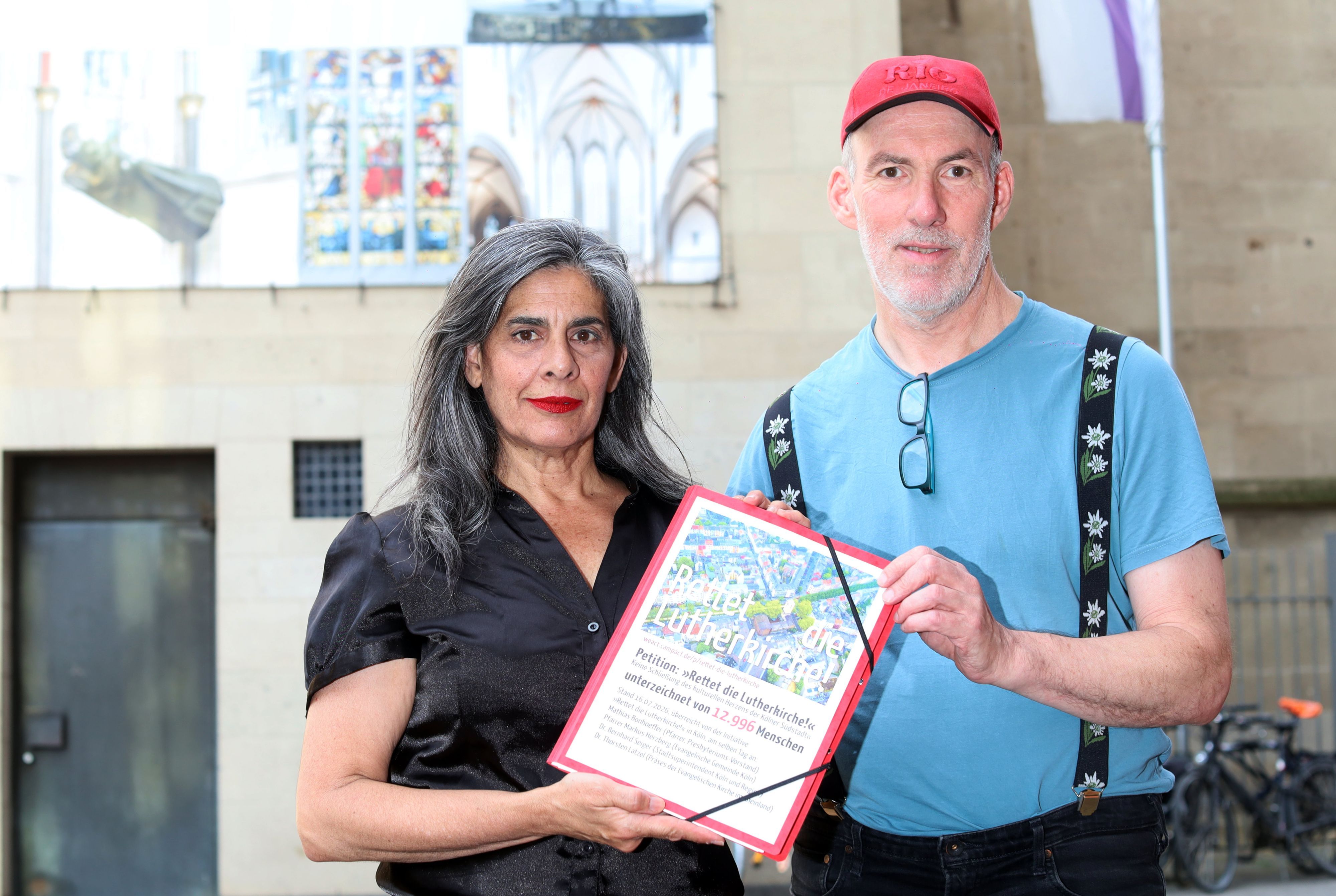 Betsy de Torres und Jan Krauthäuser von der Initiative „Rettet die Lutherkirche“ vor dem Gespräch mit der Kirchenleitung: Sie übergaben den Verantwortlichen der Evangelischen Gemeinde Köln eine Petition mit 13.000 Unterschriften.