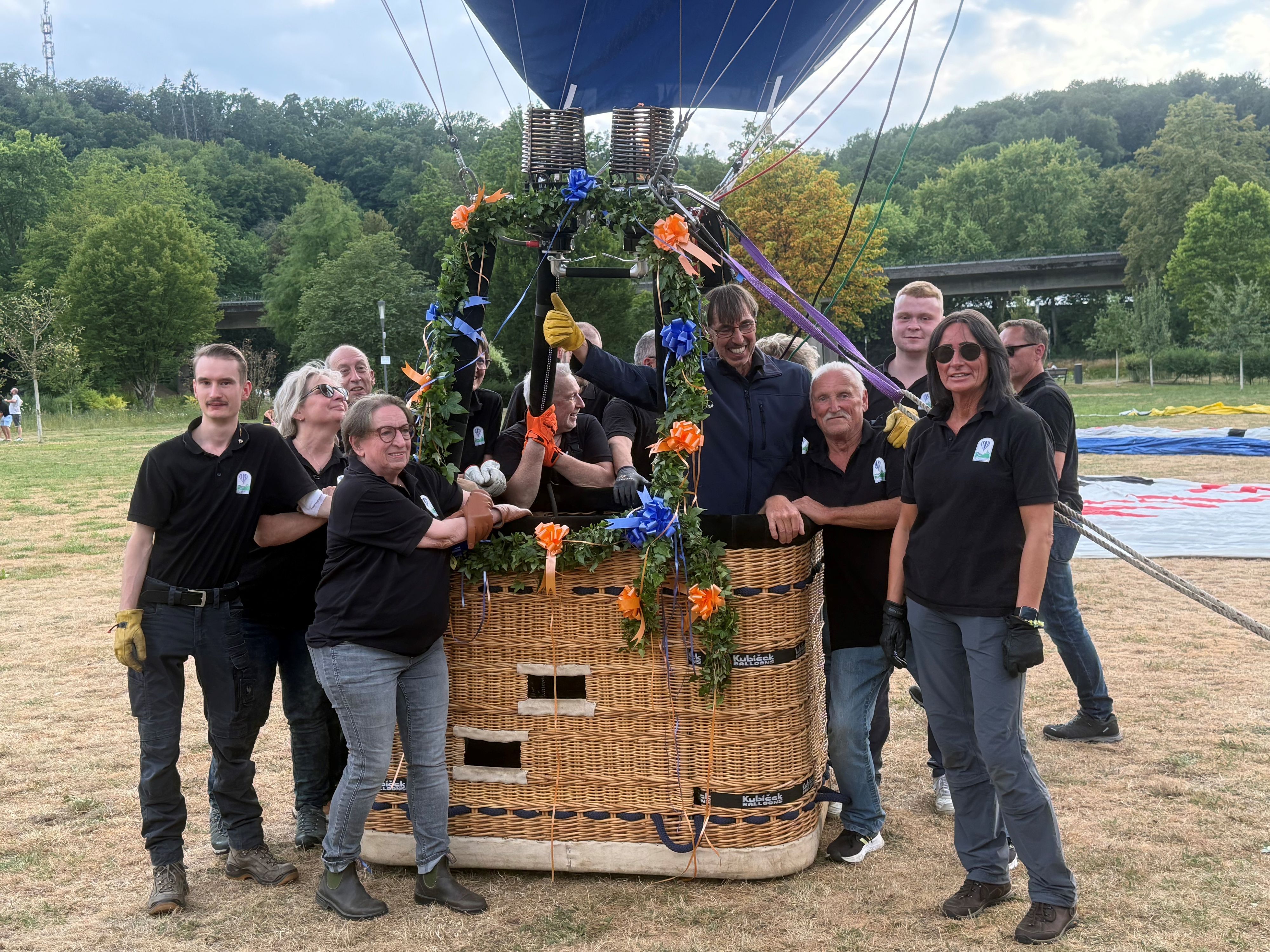 Im Wiehlpark wurde der neue Heißluftballon der Volksbank Oberberg getauft.
