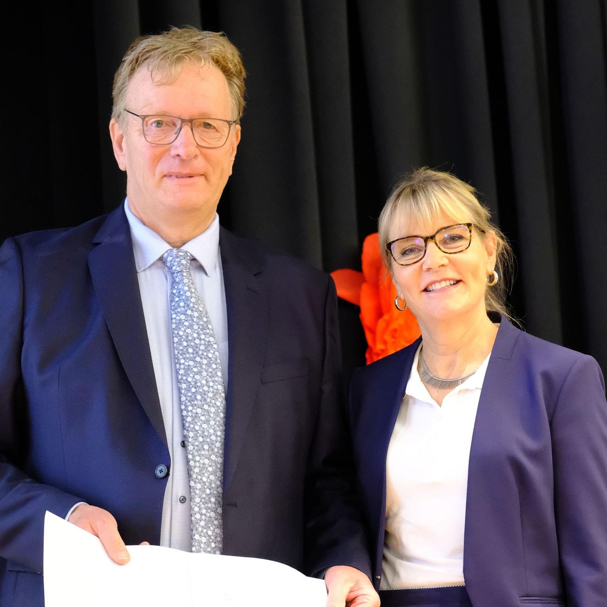 Verabschiedungsfeier für den Rektor der Mechernicher Grundschule, Uli Lindner-Moog, hier mit Schulamtsdirektorin Bärbel König.
