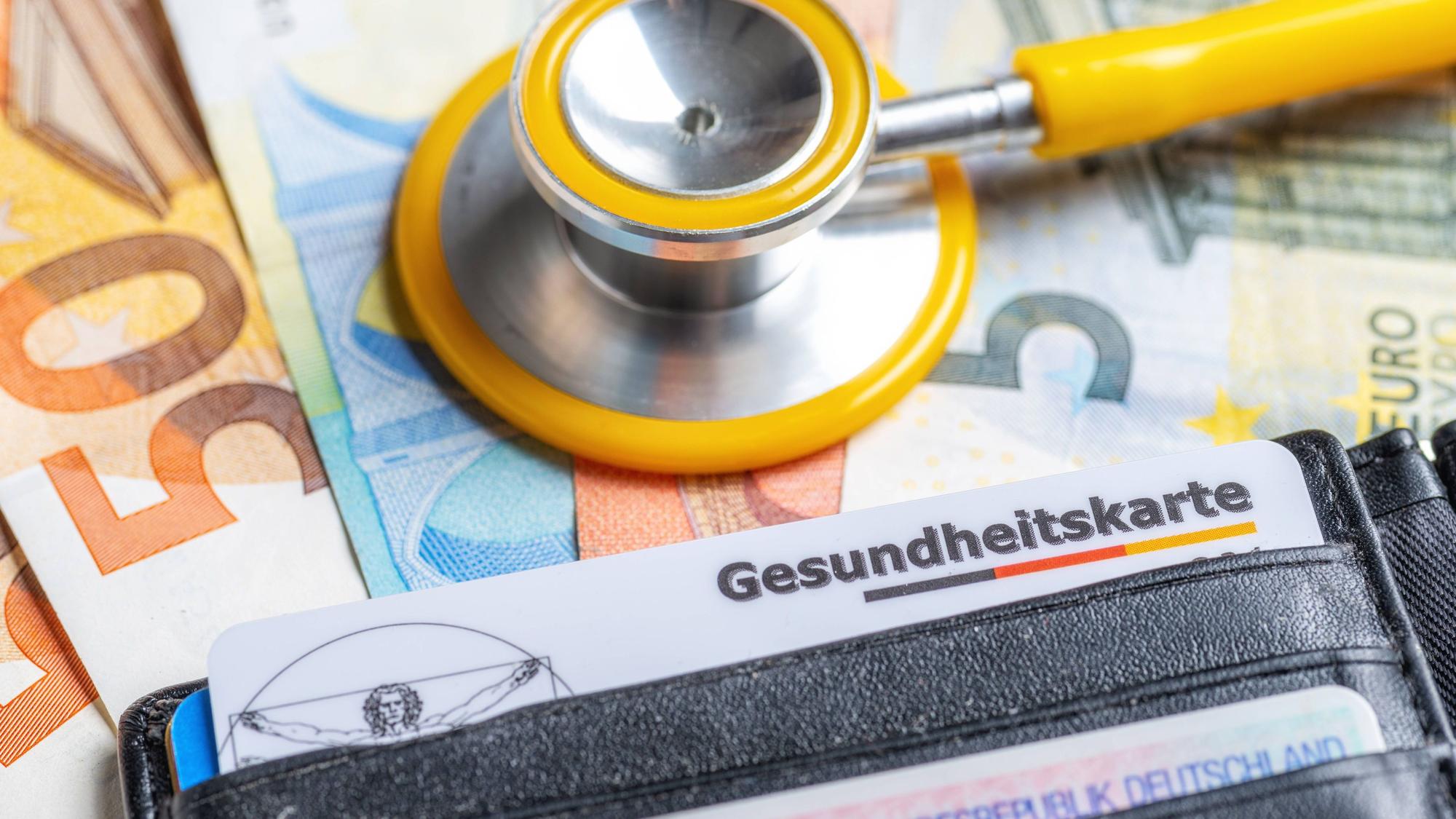 Geld und Krankenkassenkarte