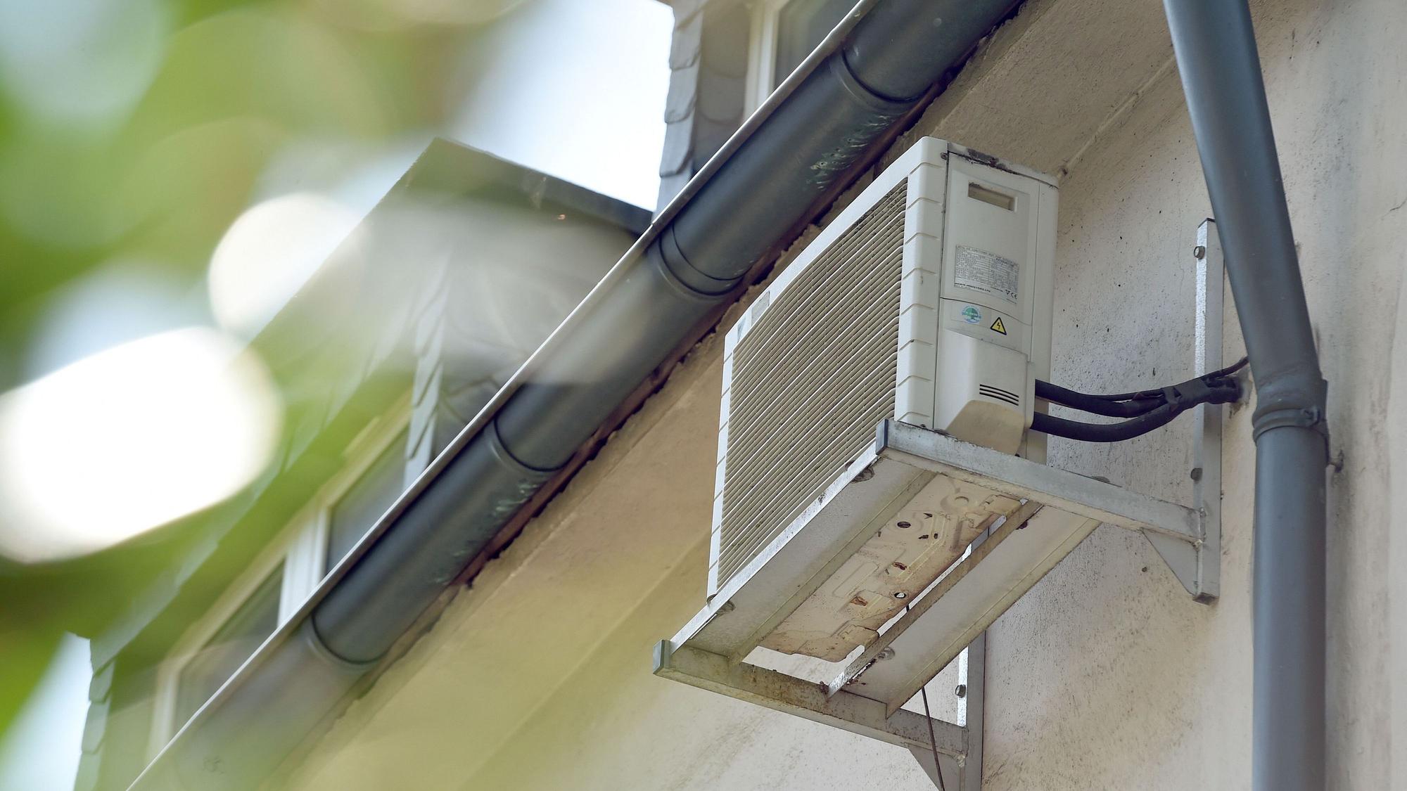 Eine Klimaanlage an der Hauswand eines Mehrfamilienhauses.
