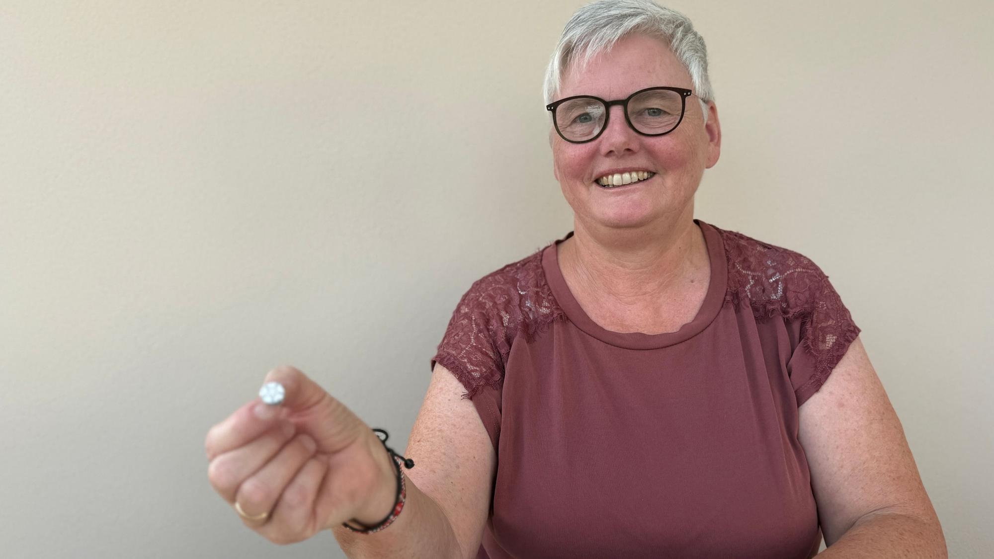 Elisabeth Blumberg (65) mit der Anstecknadel. Diese erinnert die Wipperfürtherin nicht nur an ihren Vater, sondern auch an den schottischen Soldaten Albert.