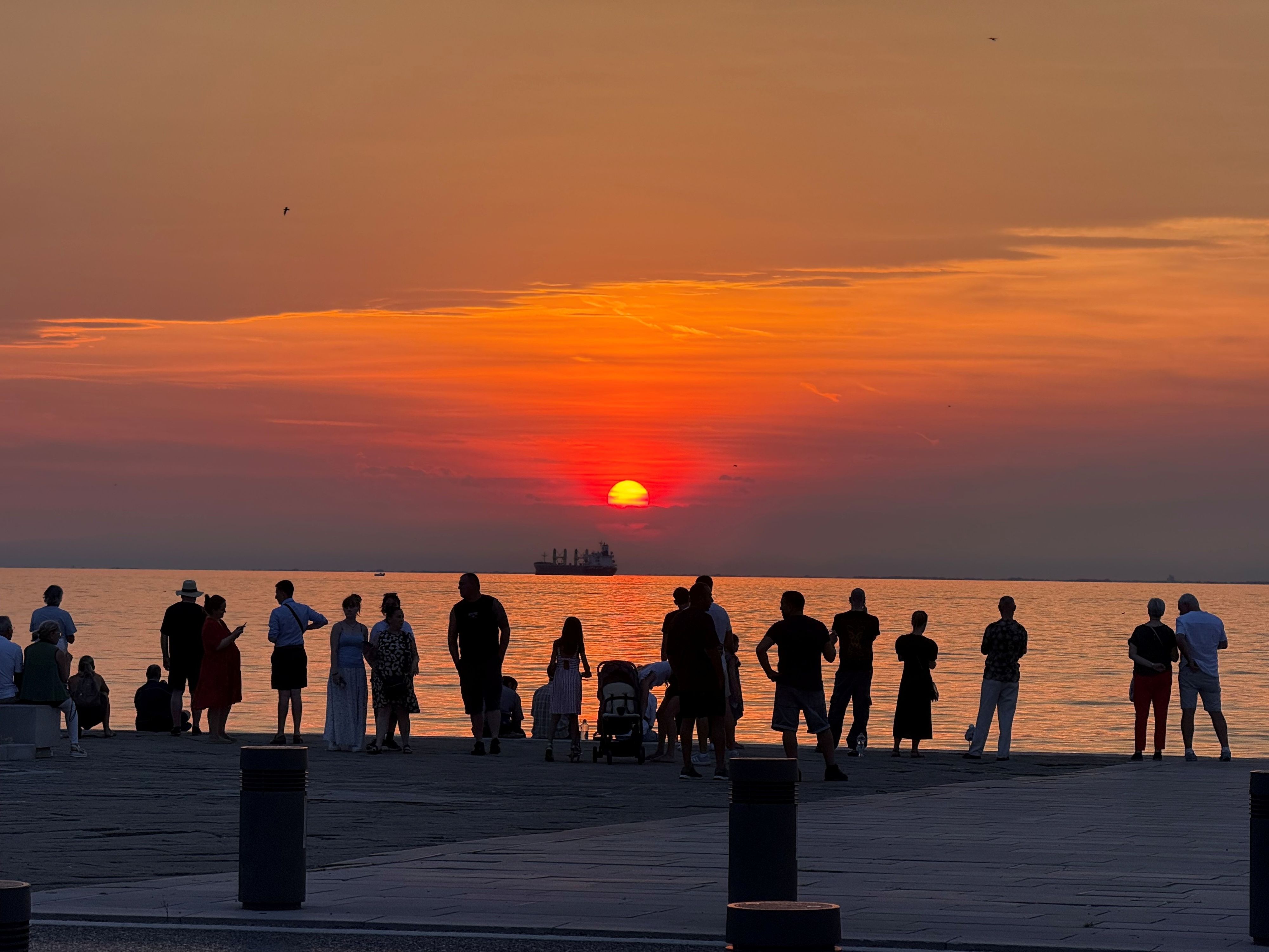 Sonnenuntergänge ziehen Menschen immer magisch an.