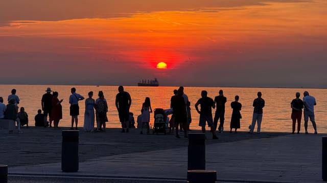 Sonnenuntergänge ziehen Menschen immer magisch an.