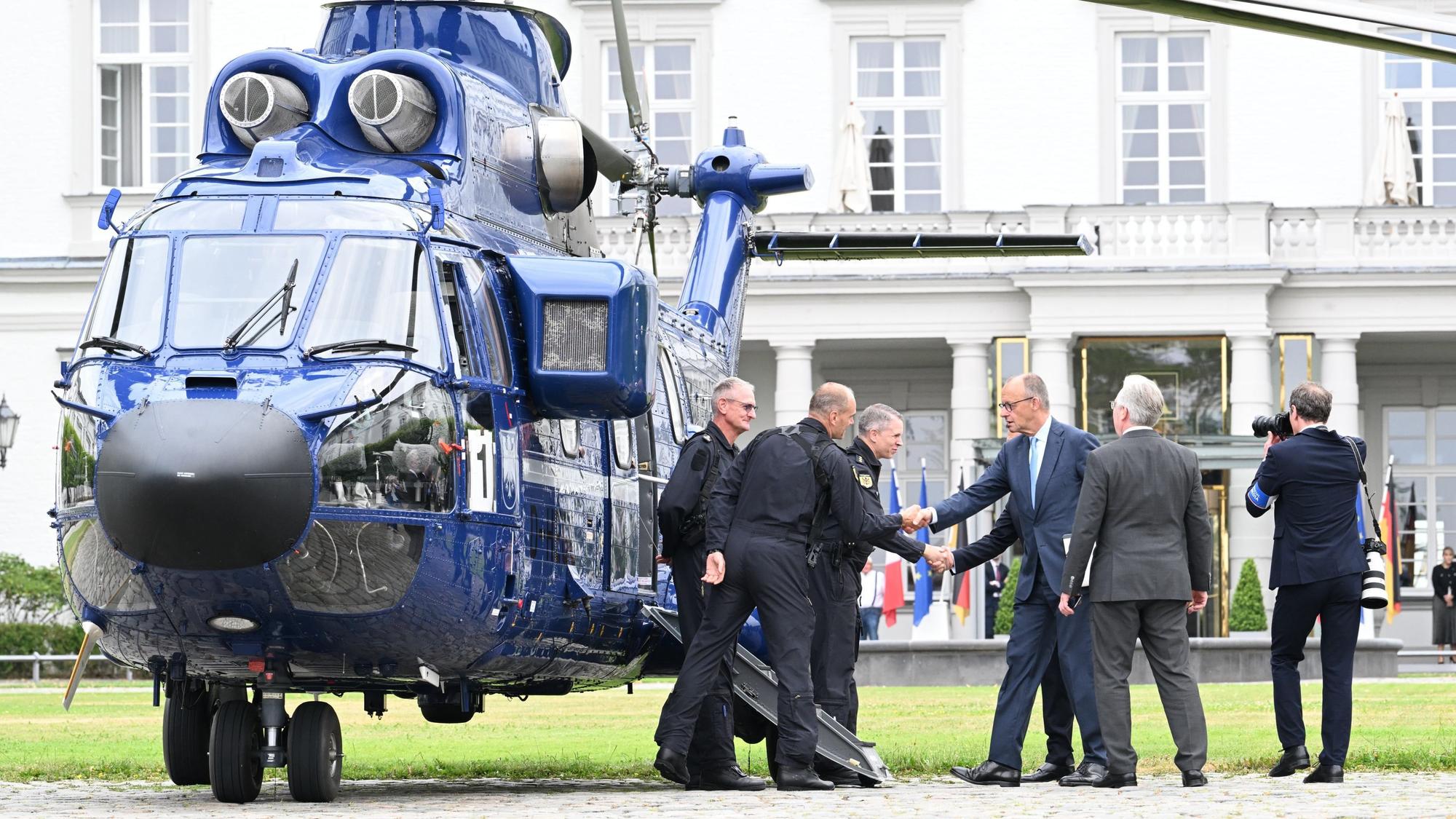 Friedrich Merz steht vor dem Helikopter.
