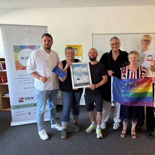 Die Verantwortlichen stehen in den neuen Räumlichkeiten des Projekts Caya.