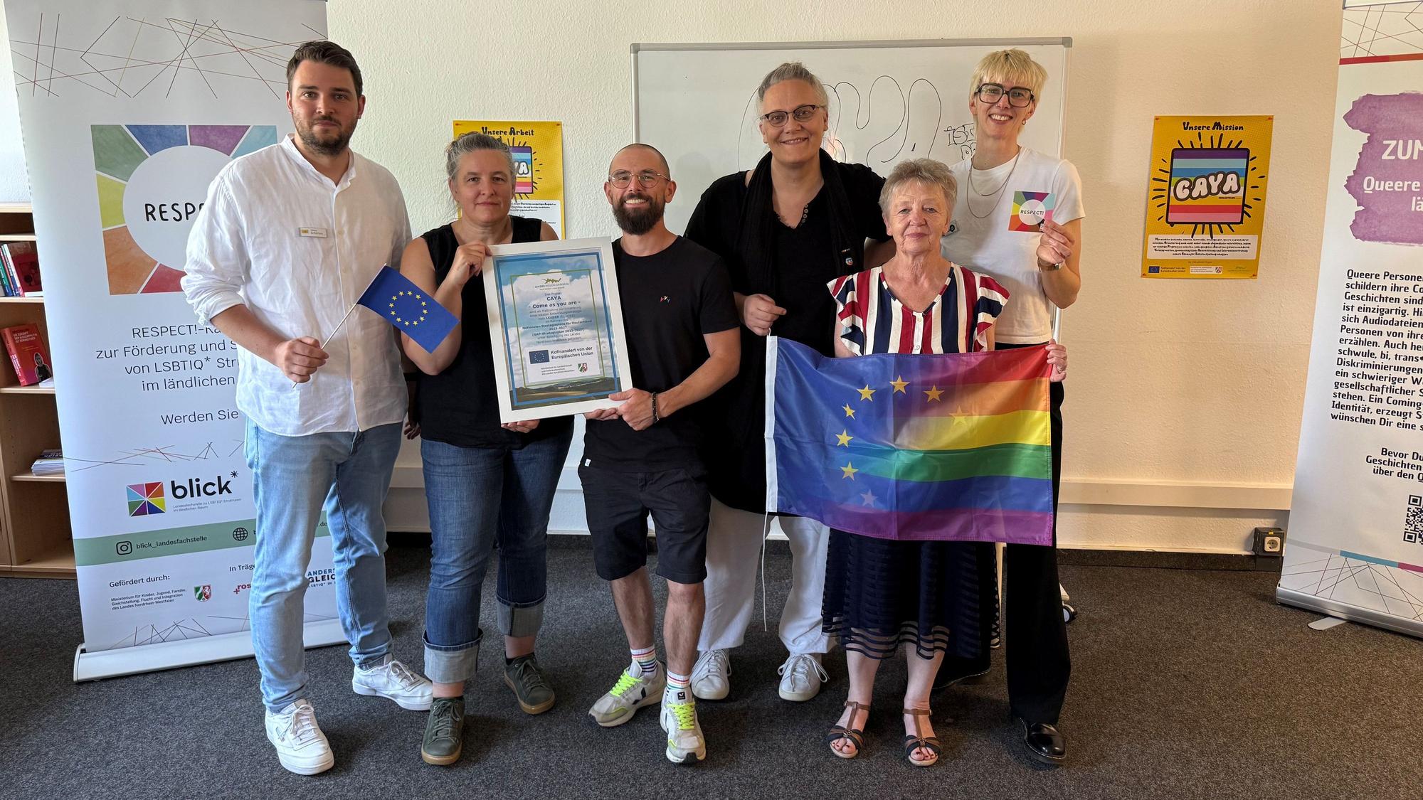 Die Verantwortlichen stehen in den neuen Räumlichkeiten des Projekts Caya.