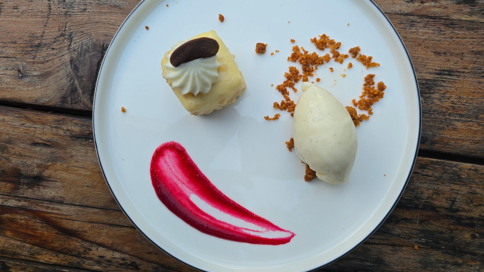 Himbeer-Vanille-Mandel-Praliné der Patisserie Lumière mit Joghurteis