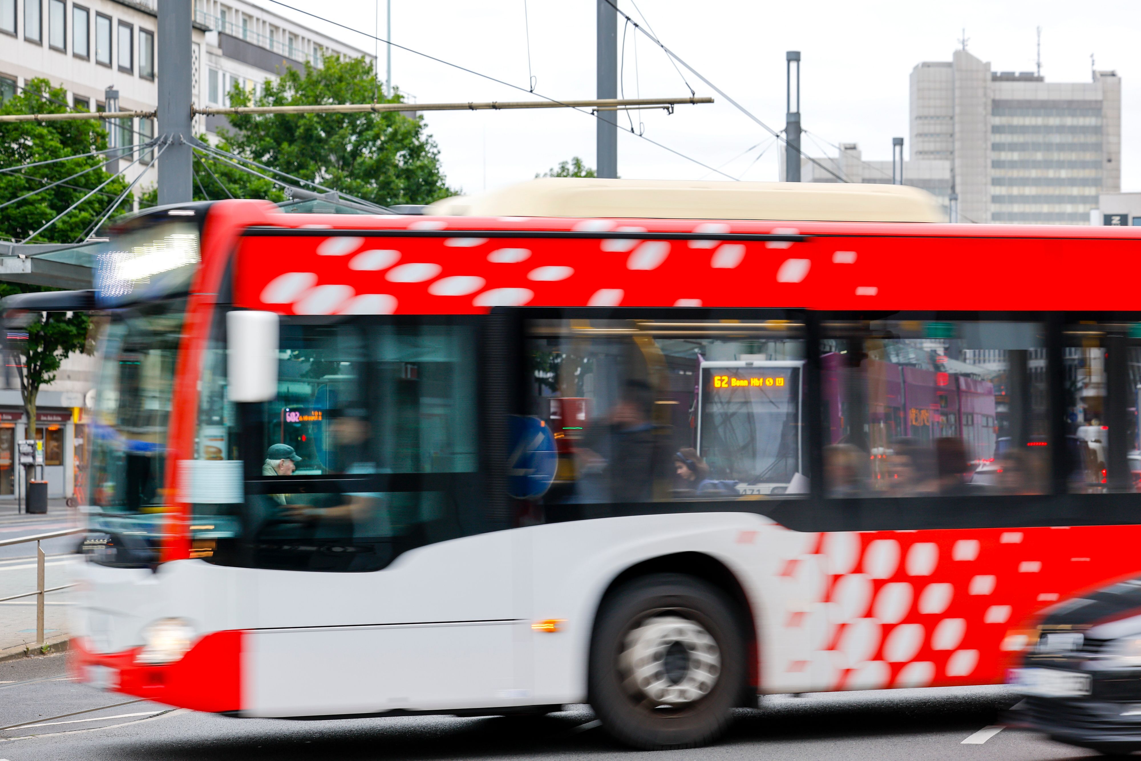 Ein Bus der SWB (Stadtwerke Bonn) fährt durch Bonn (Archivfoto).