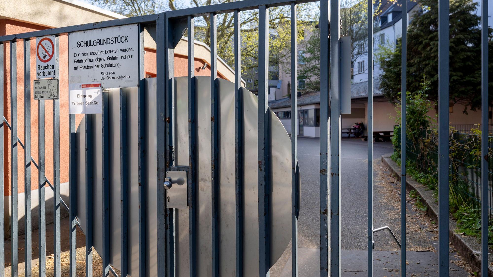 Bisher untersagten Verbotsschilder den Zutritt für unbefugte Personen zu Kölner Schulhöfen. In diesem Sommer sind nun einige der Schulhöfe für Kinder und Jugendliche geöffnet. (Archivbild)