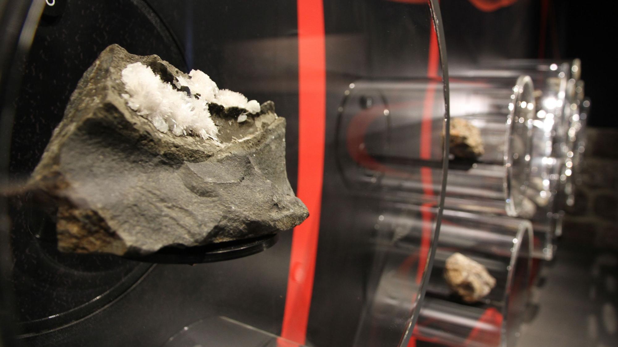 Neu gestaltete Abteilung zu Geologie und Paläontologie im Stadtmuseum Siegburg, Gesteine und Kristalle