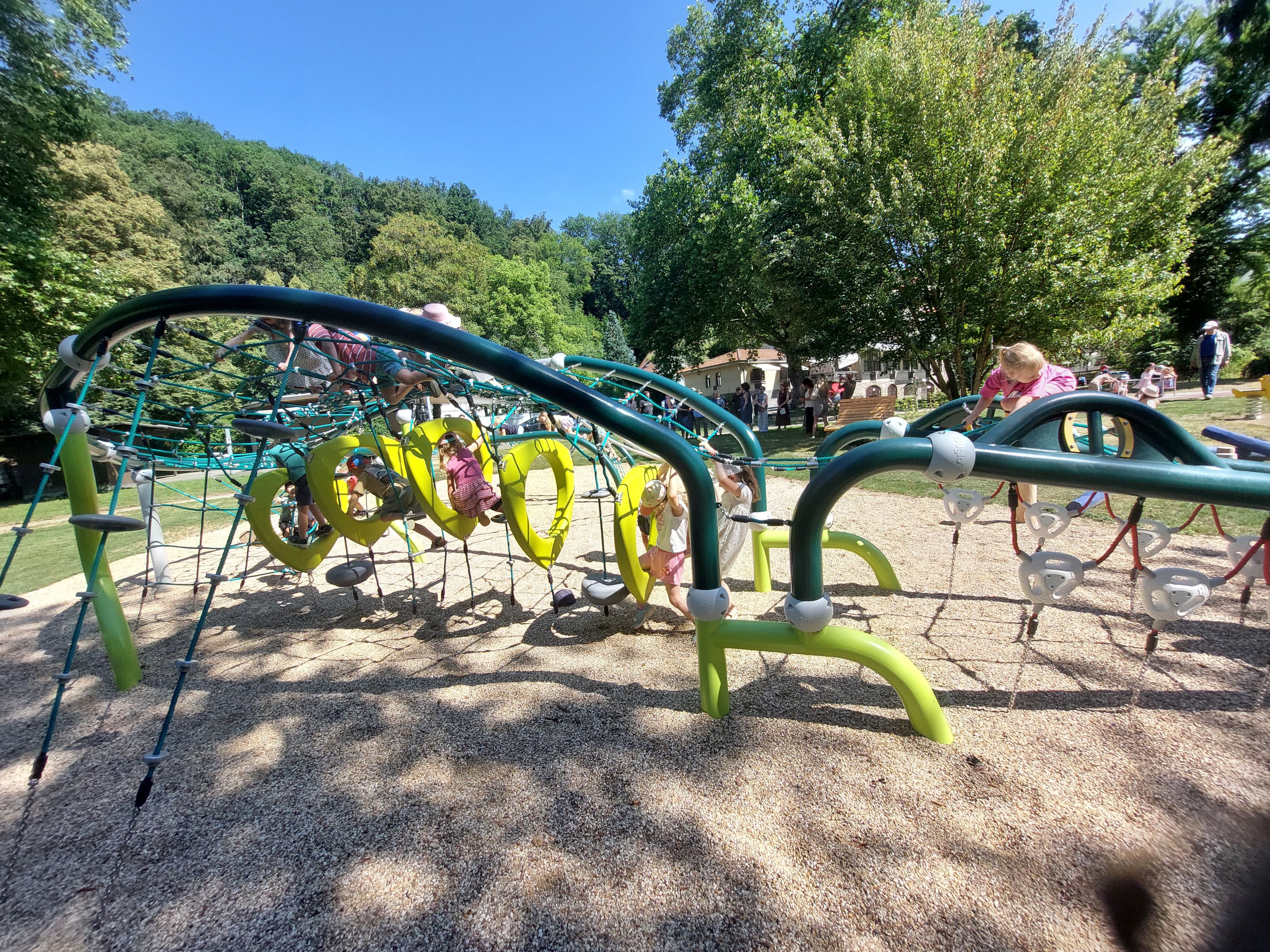 Kinder spielen auf einem Klettergerüst.