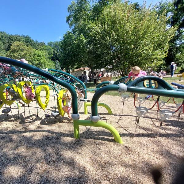 Kinder spielen auf einem Klettergerüst.
