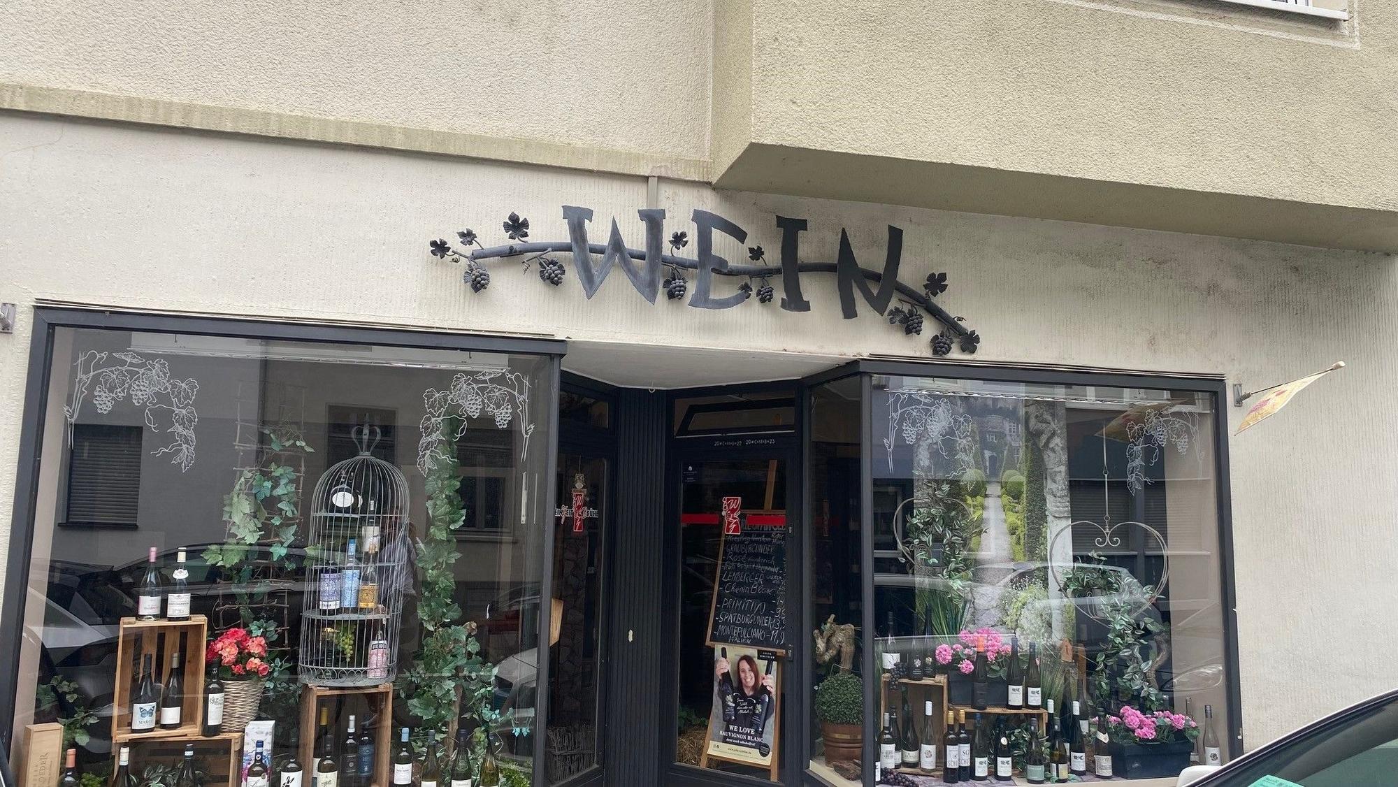 Zu sehen ist das Schaufenster einer Weinhandlung.