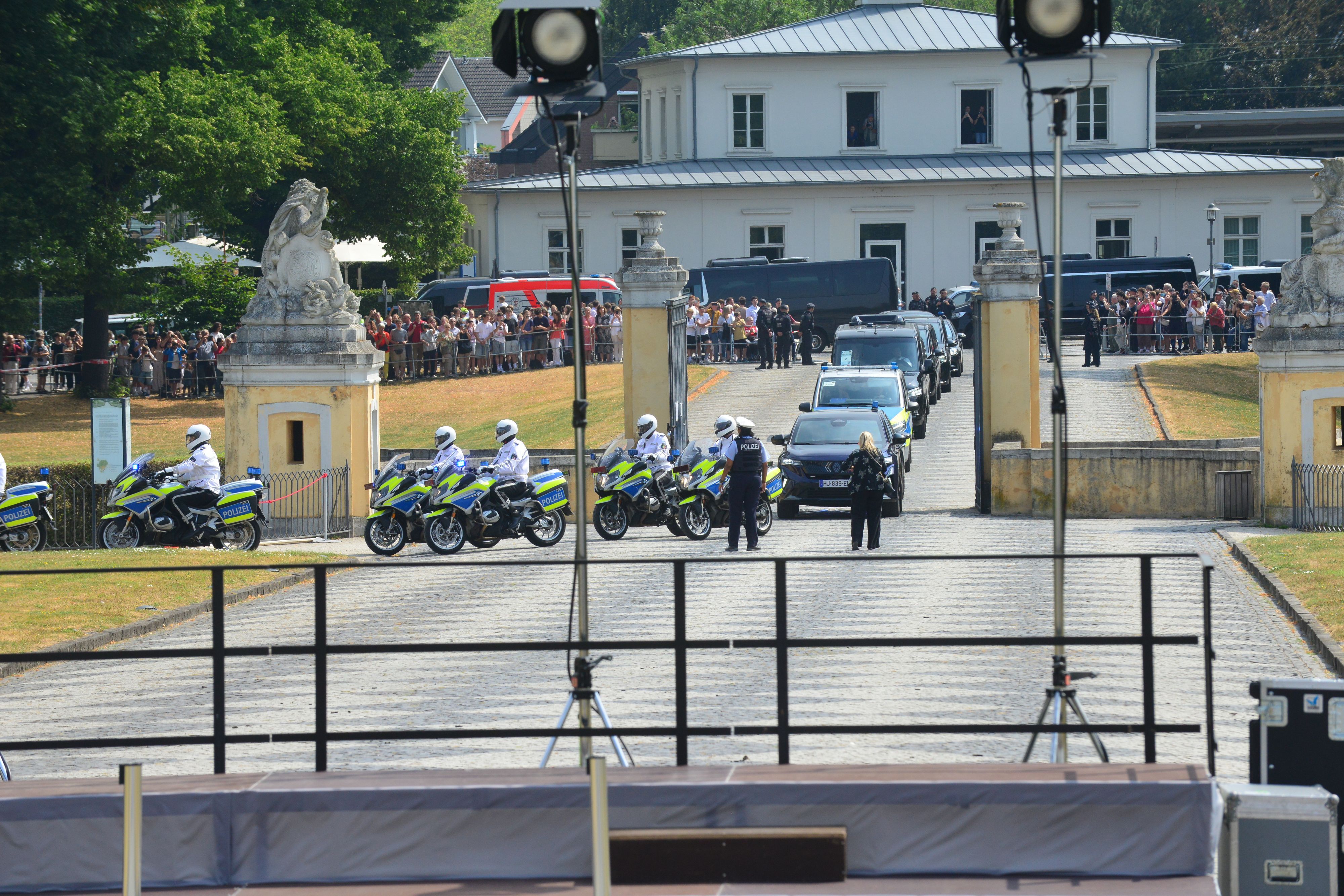 Zu sehen sind Polizeimotorräder und Limousinen.