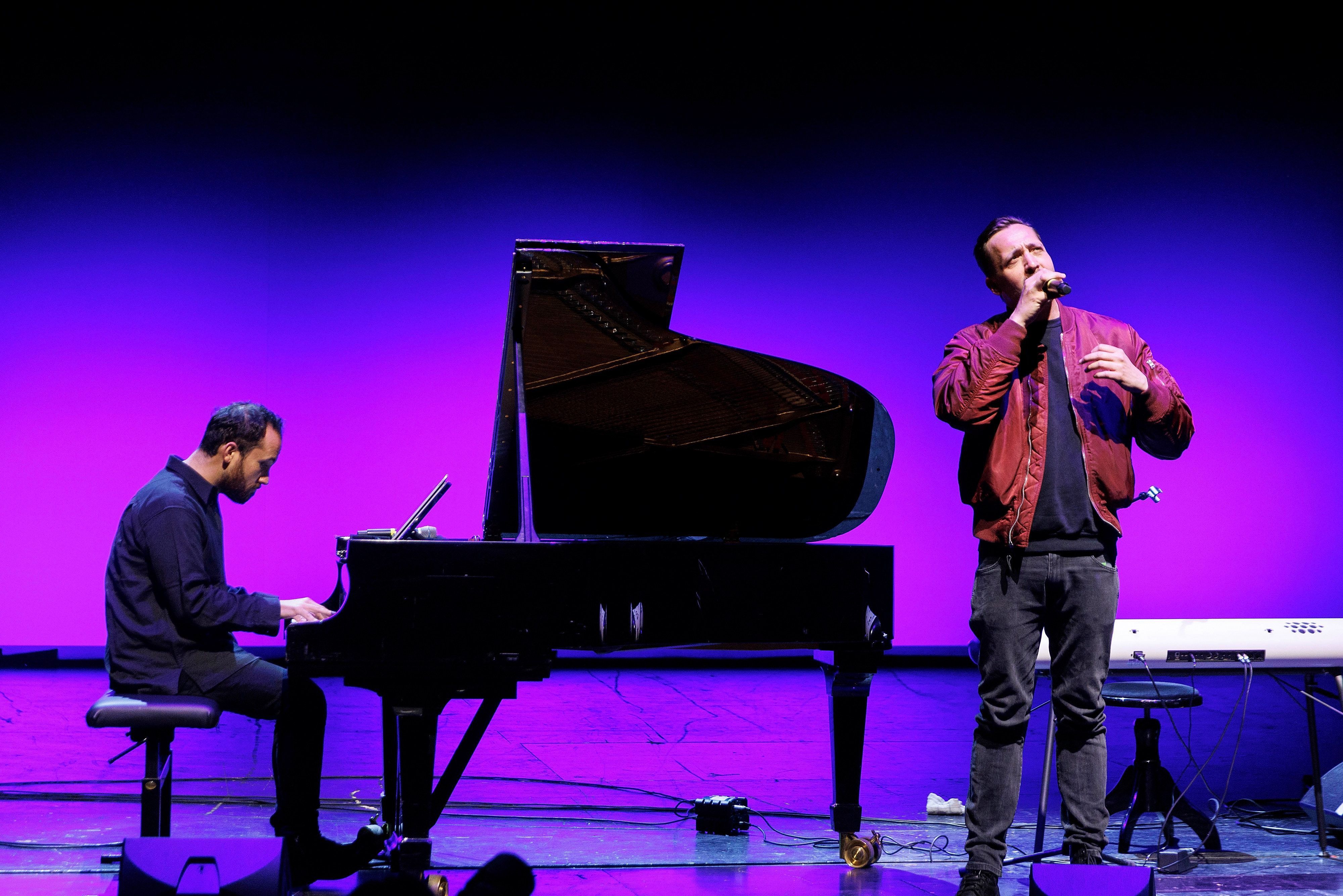 Pianist Igor Levit spielt mit dem Sänger Danger Dan (r.) bei einer Probe vor einem Benefizkonzert für die Ukraine im Berliner Ensemble. (Archivbild)