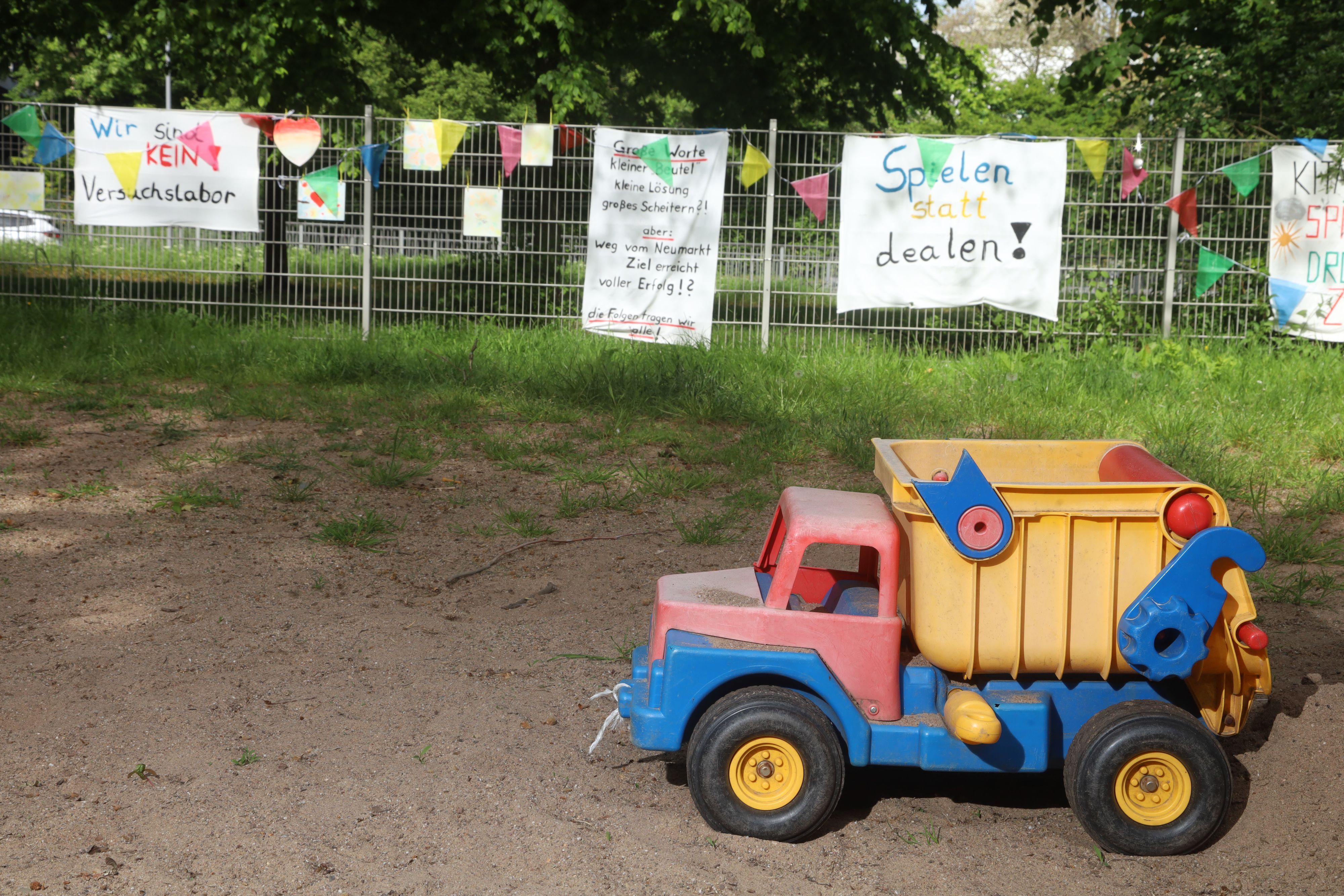 Auf dieser als Spielplatz ausgewiesenen Grünfläche am Perlengraben soll das neue Suchthilfezentrum in der Kölner Innenstadt entstehen.