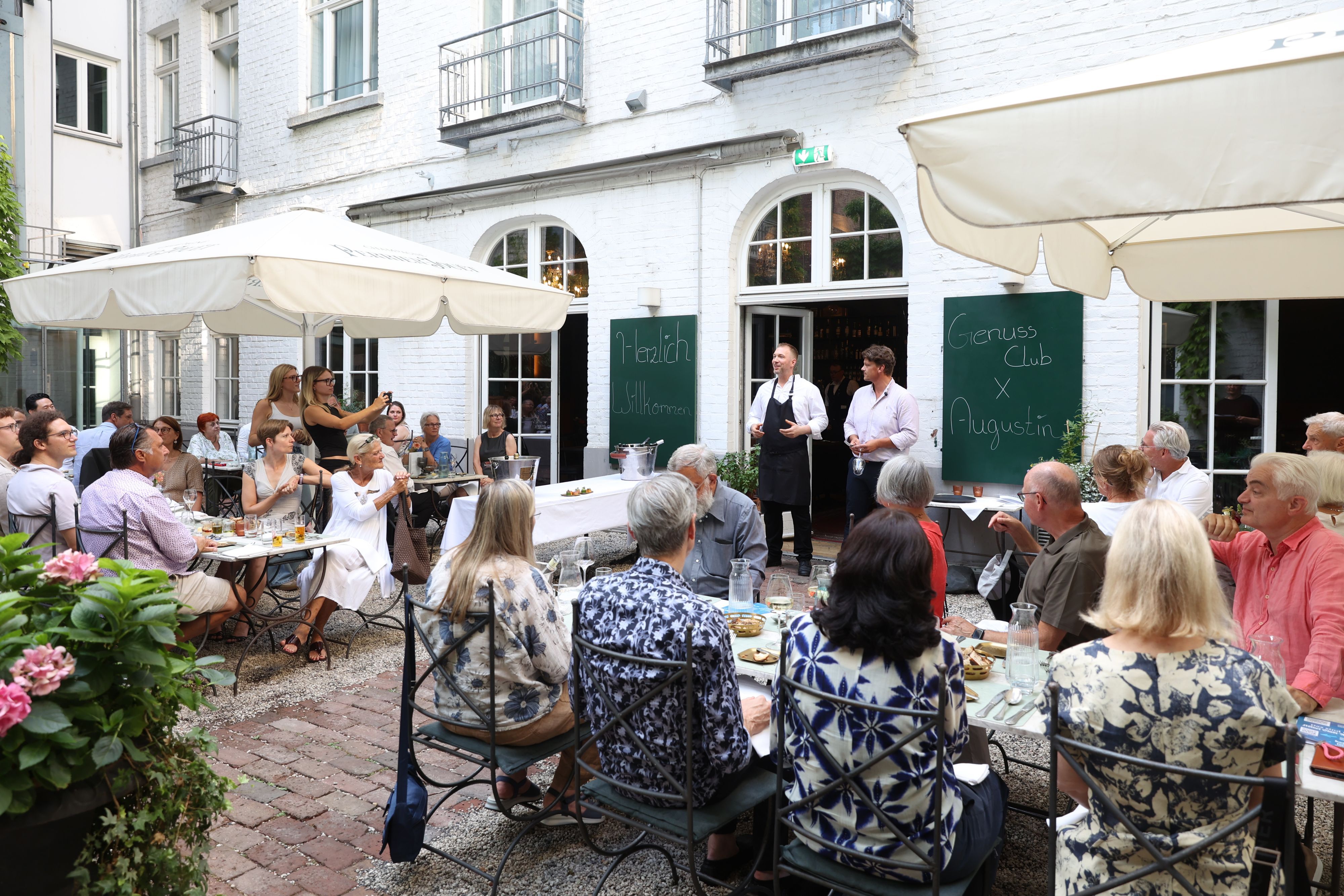 Eric Werner begrüßte die Gäste im Innenhof seines Restaurant Augustin.