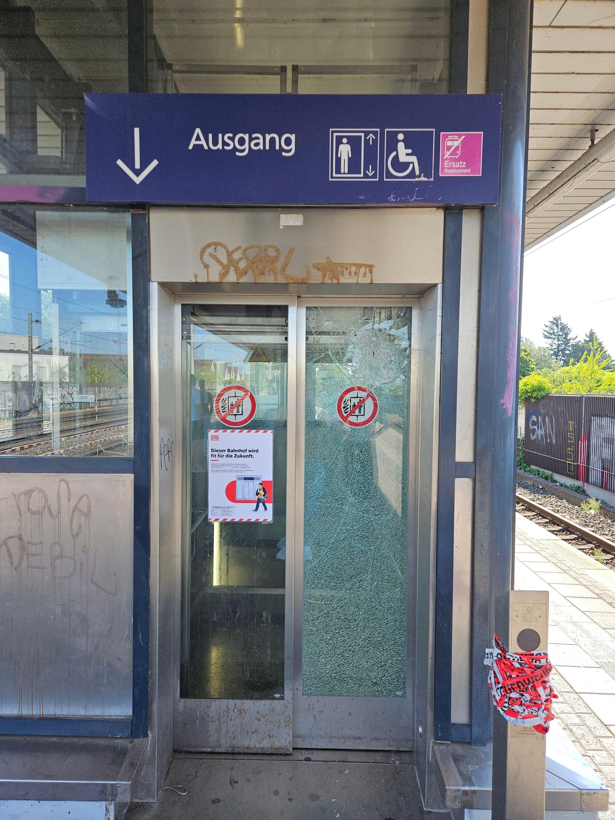 Der bei einem Feuerwehreinsatz beschädigte Aufzug am Bahnhof Lövenich