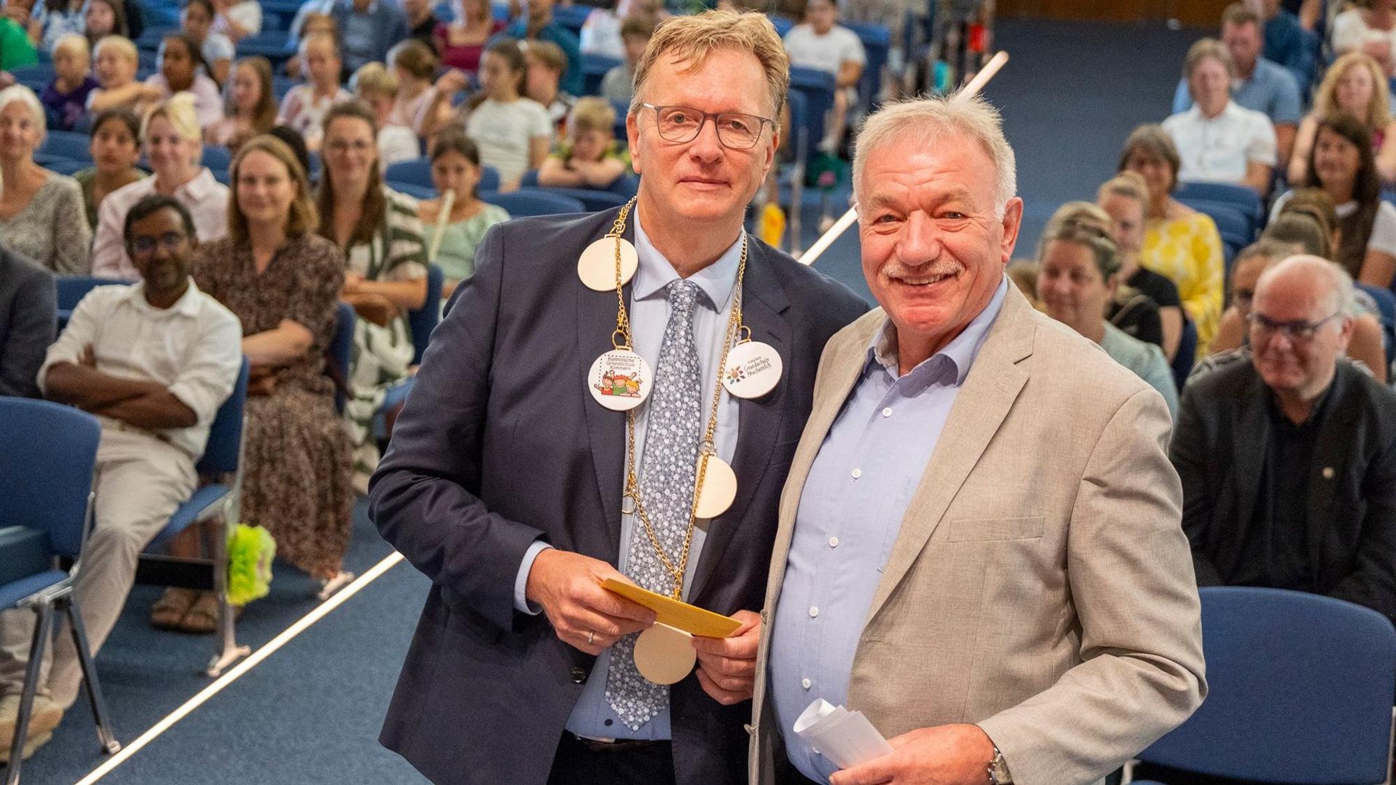 Verabschiedungsfeier für den Rektor der Mechernicher Grundschule, Uli Lindner-Moog, hier mit seinem Mentor Willy Gemünd.