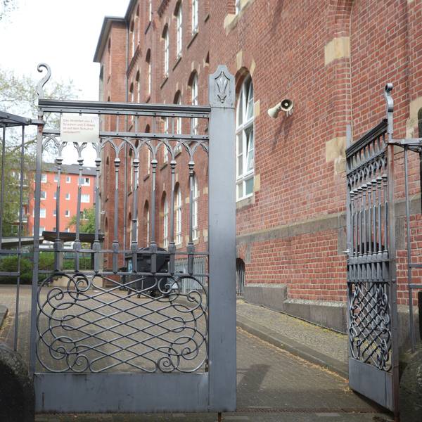 Ein Verbotsschild untersagt den Zutritt für unbefugte Personen zum Schulhof der Städtischen Katholischen Hauptschule am Rhein. Das Foto stammt aus dem Januar.