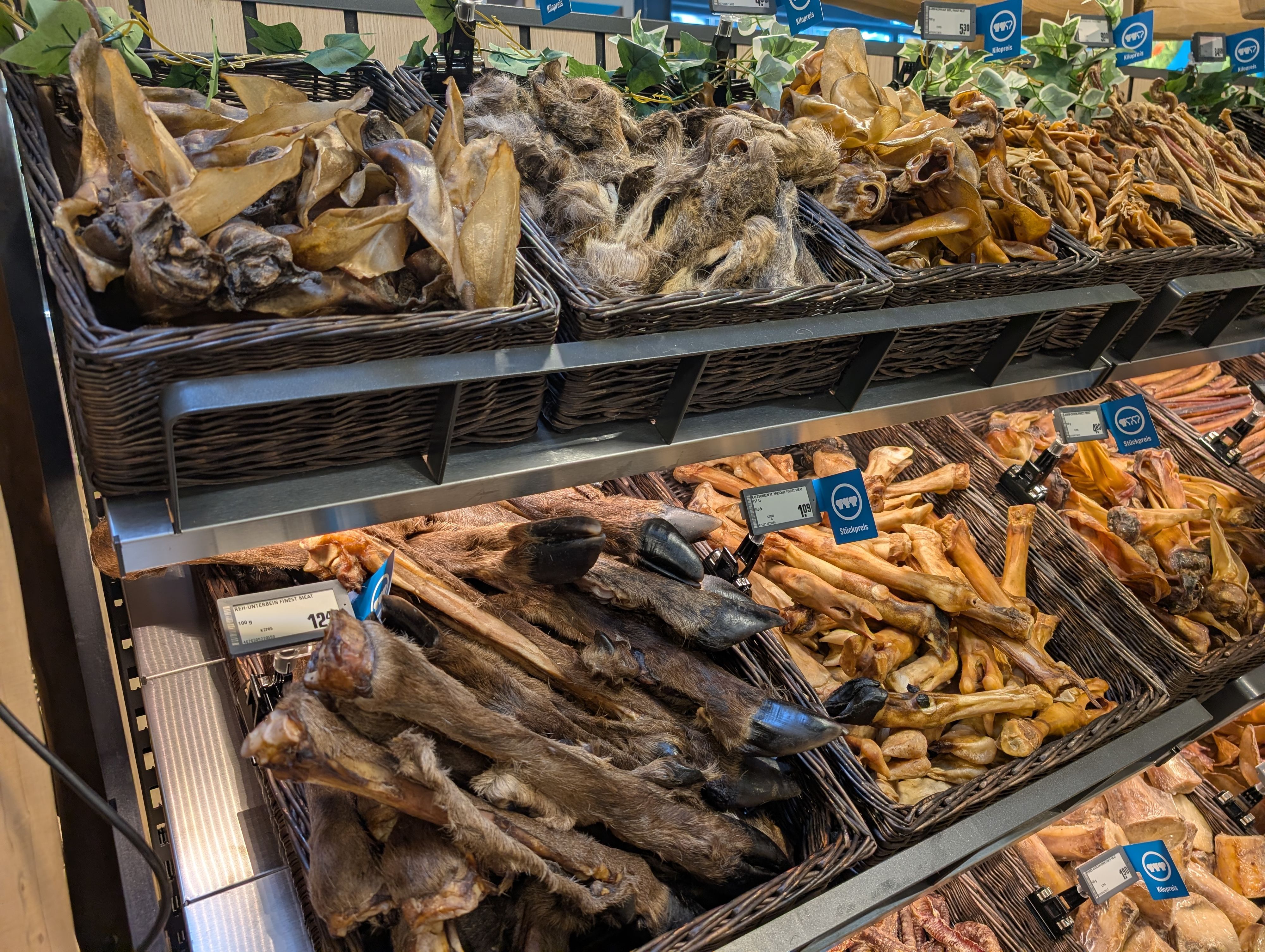 Von Kalbsohr bis Schweinenase finden sich Kauanreize in unterschiedlicher Härte in den Regalen