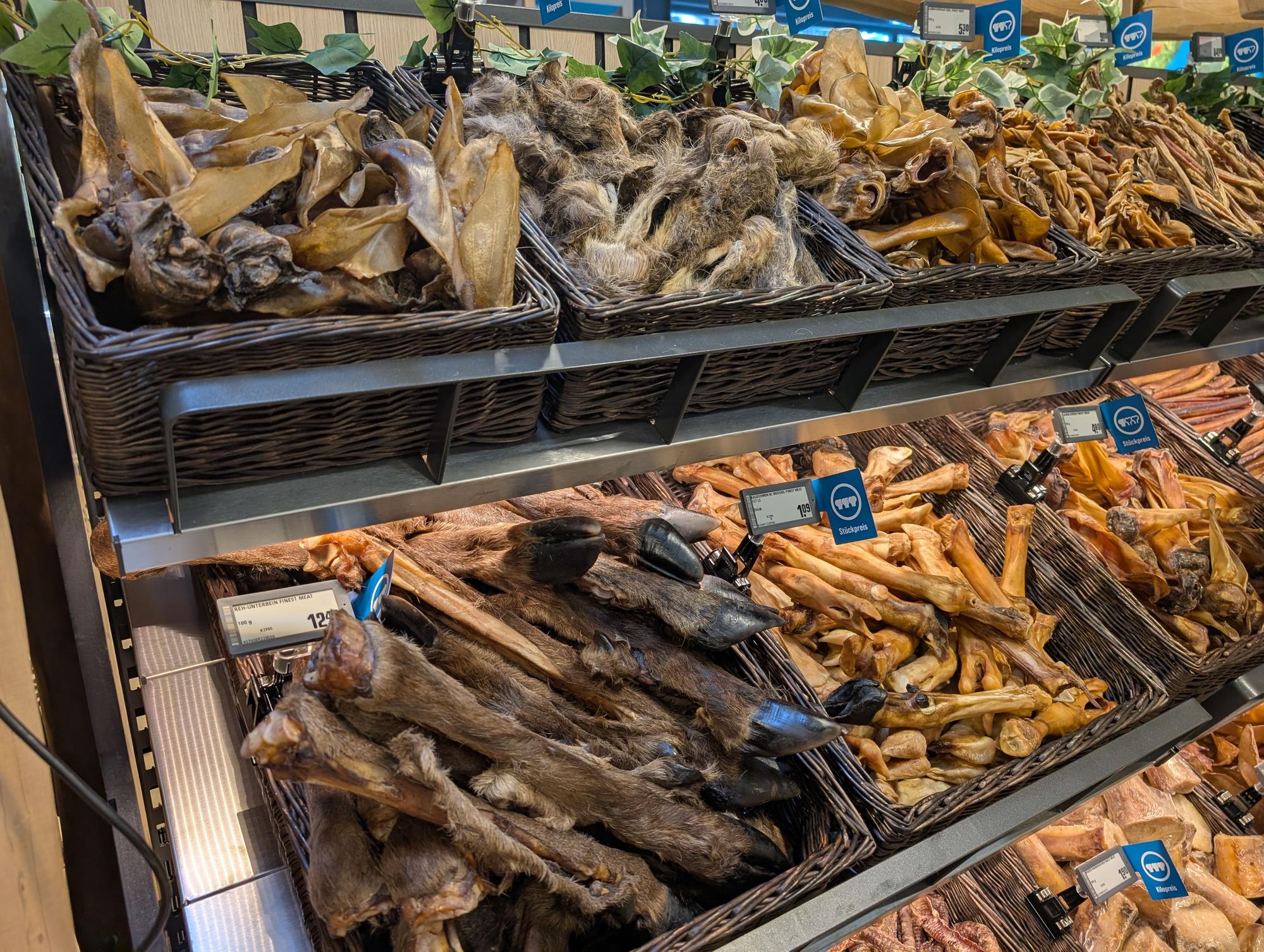 Von Kalbsohr bis Schweinenase finden sich Kauanreize in unterschiedlicher Härte in den Regalen