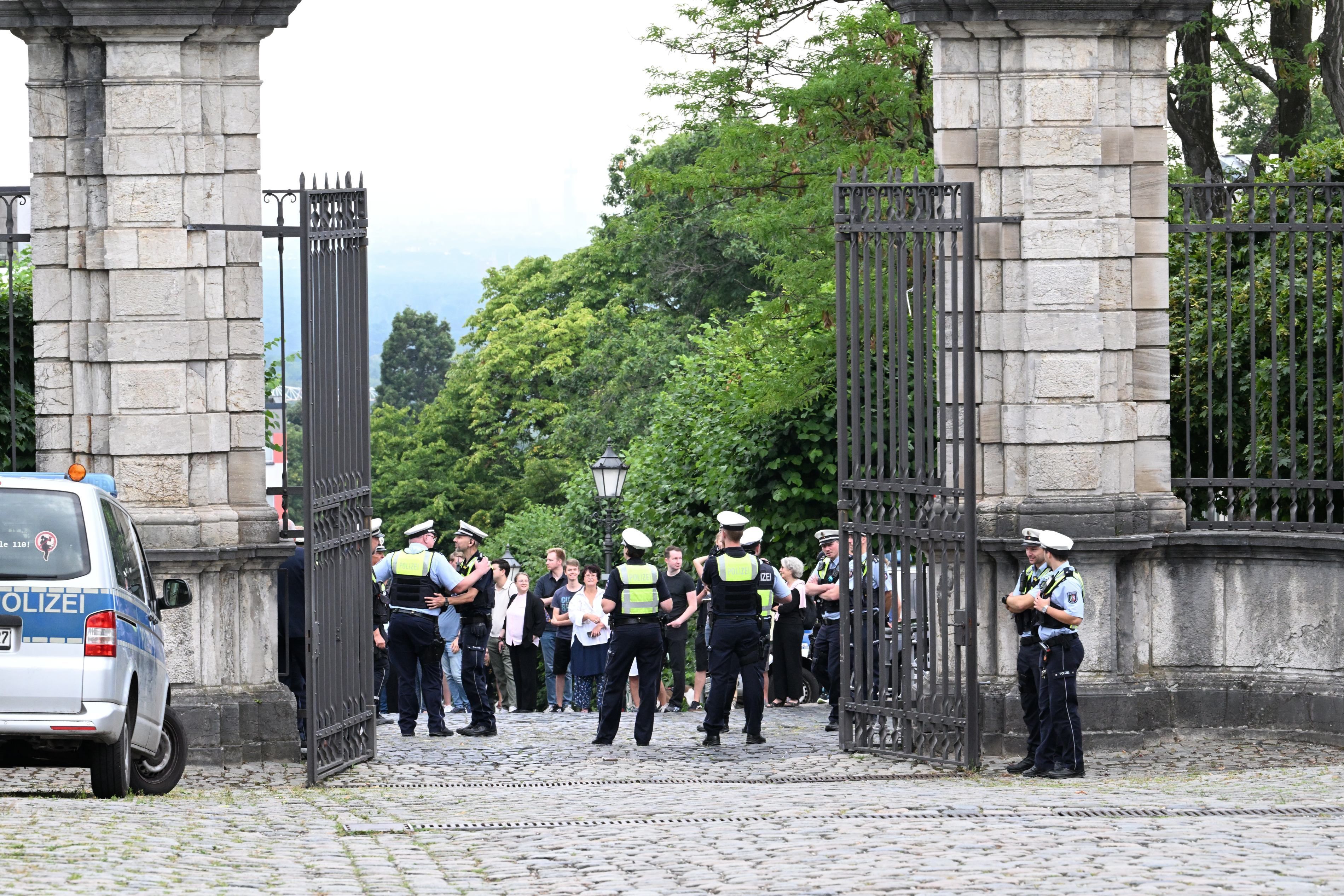 Das Tor ist offen und wird von Polizisten bewacht.