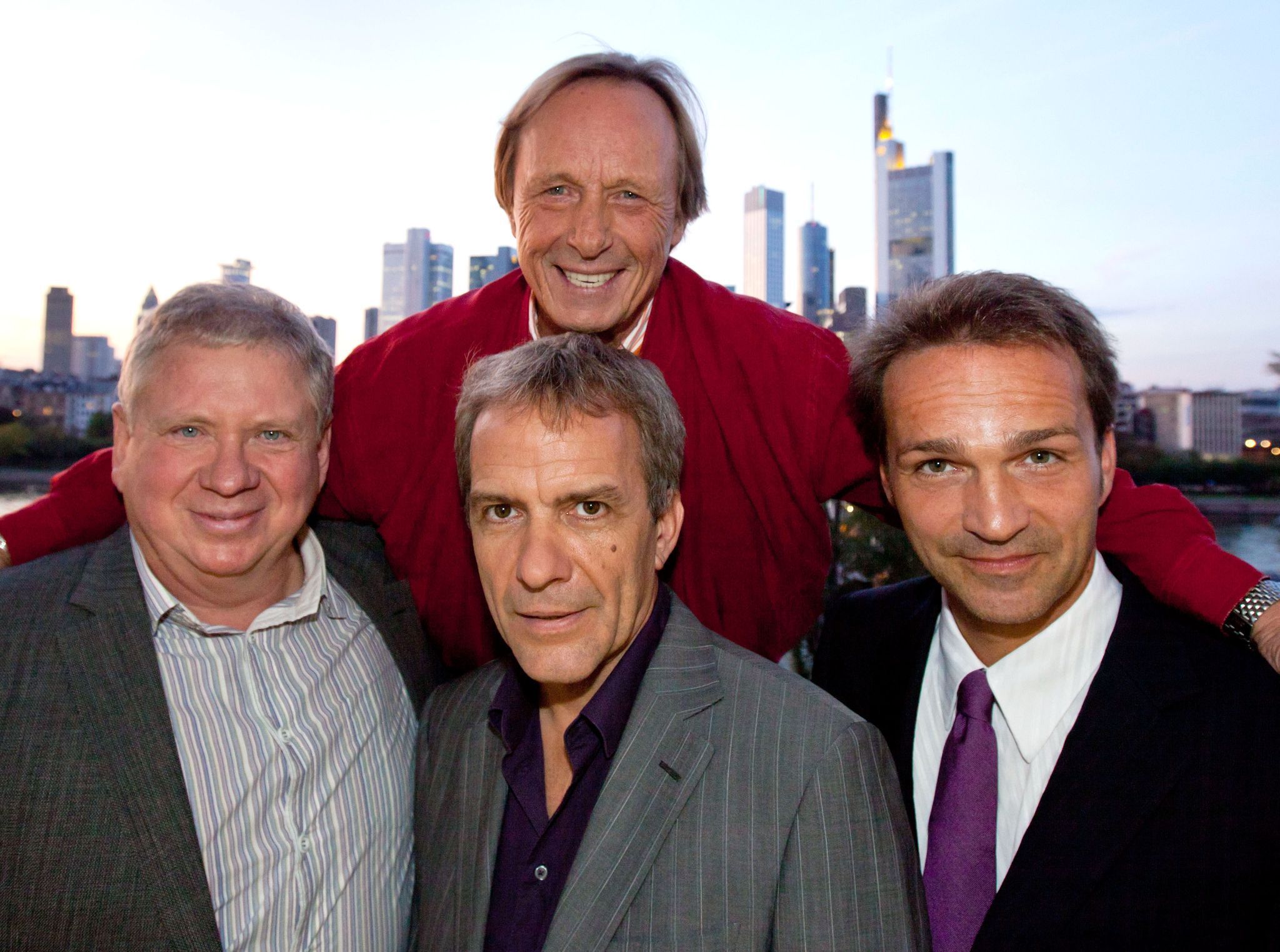 Da war die Serie 30 Jahre alt, im Jahr 2011: Claus Theo Gärtner (oben) alias Privatdetektiv Matula in Frankfurt mit seinen Kollegen Rainer Hunold (links), Paul Frielinghaus (Mitte) und Mathias Herrmann. (Archivbild)