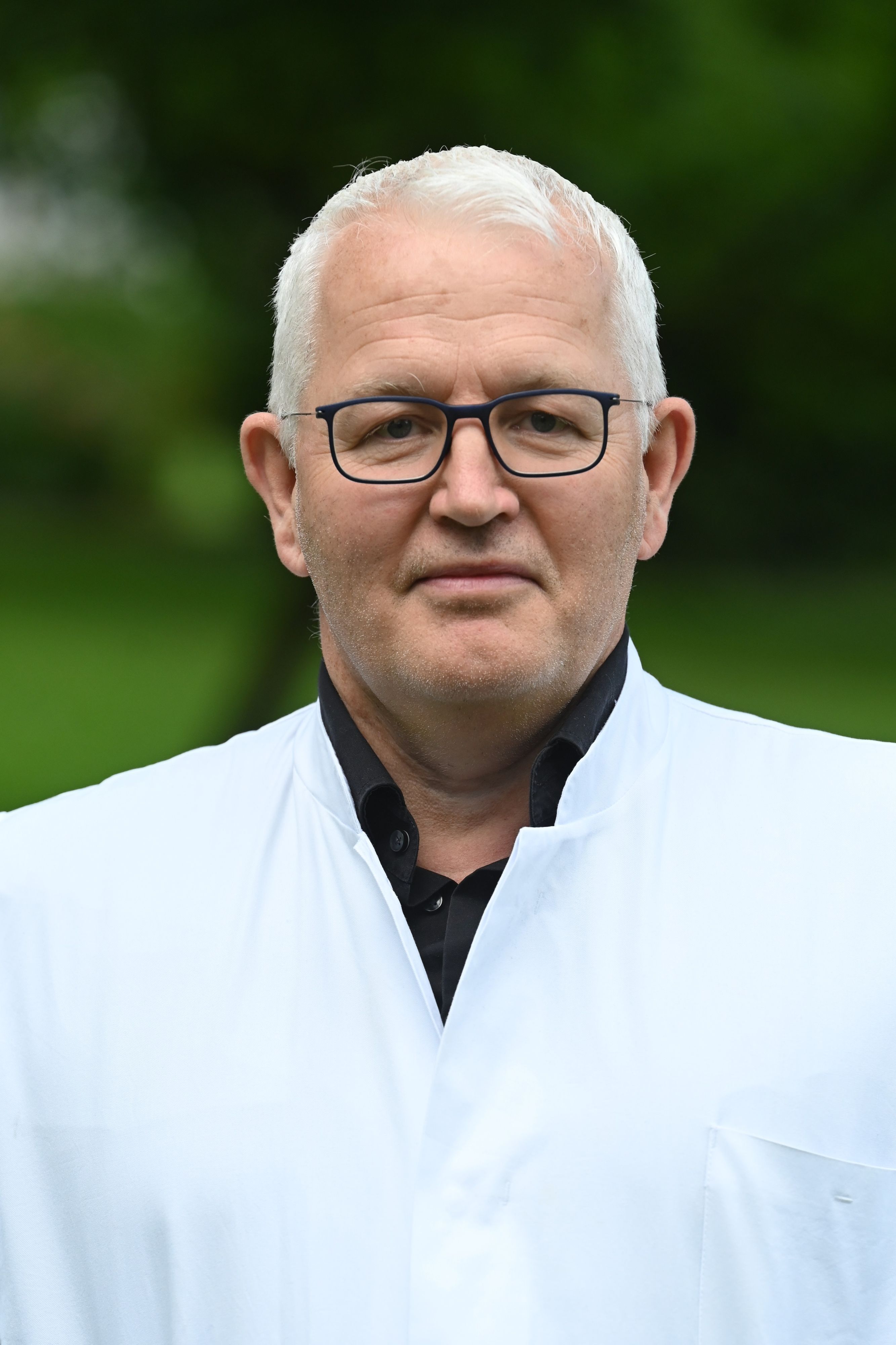 Ein mittelalter Mann lächelt in die Kamera