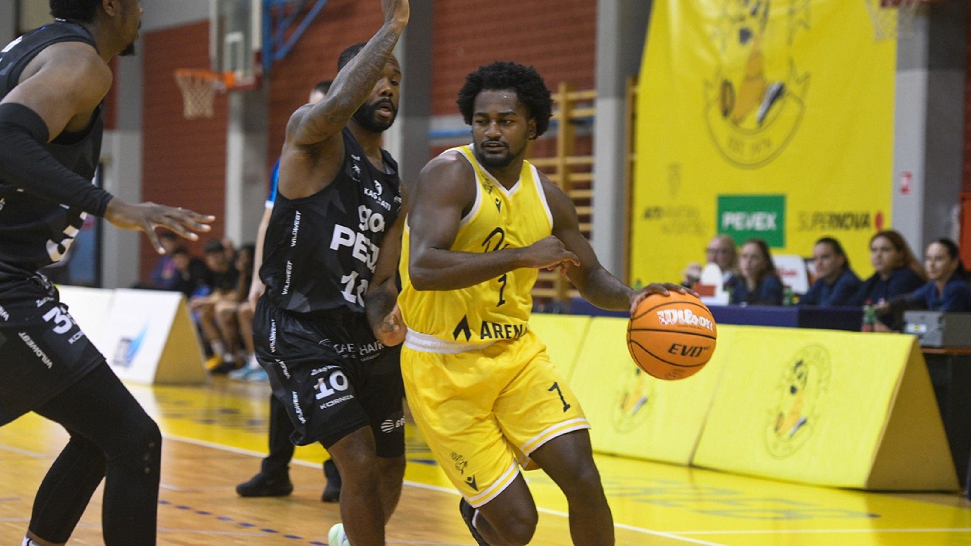 John-Michael Wright (rechts) wechselt vom kroatischen Erstligisten und ENBL-Teilnehmer KK Dubrava nach Bonn.
