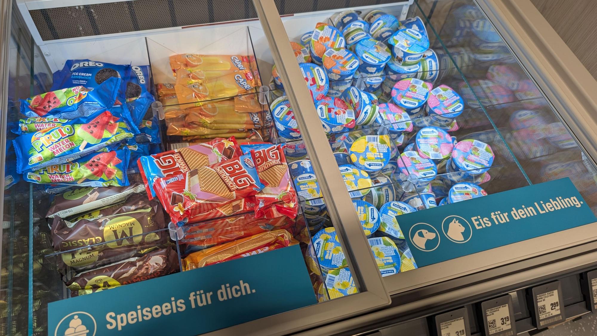 Nicht zu verwechseln: Hundeeis rechts, Speiseeis links