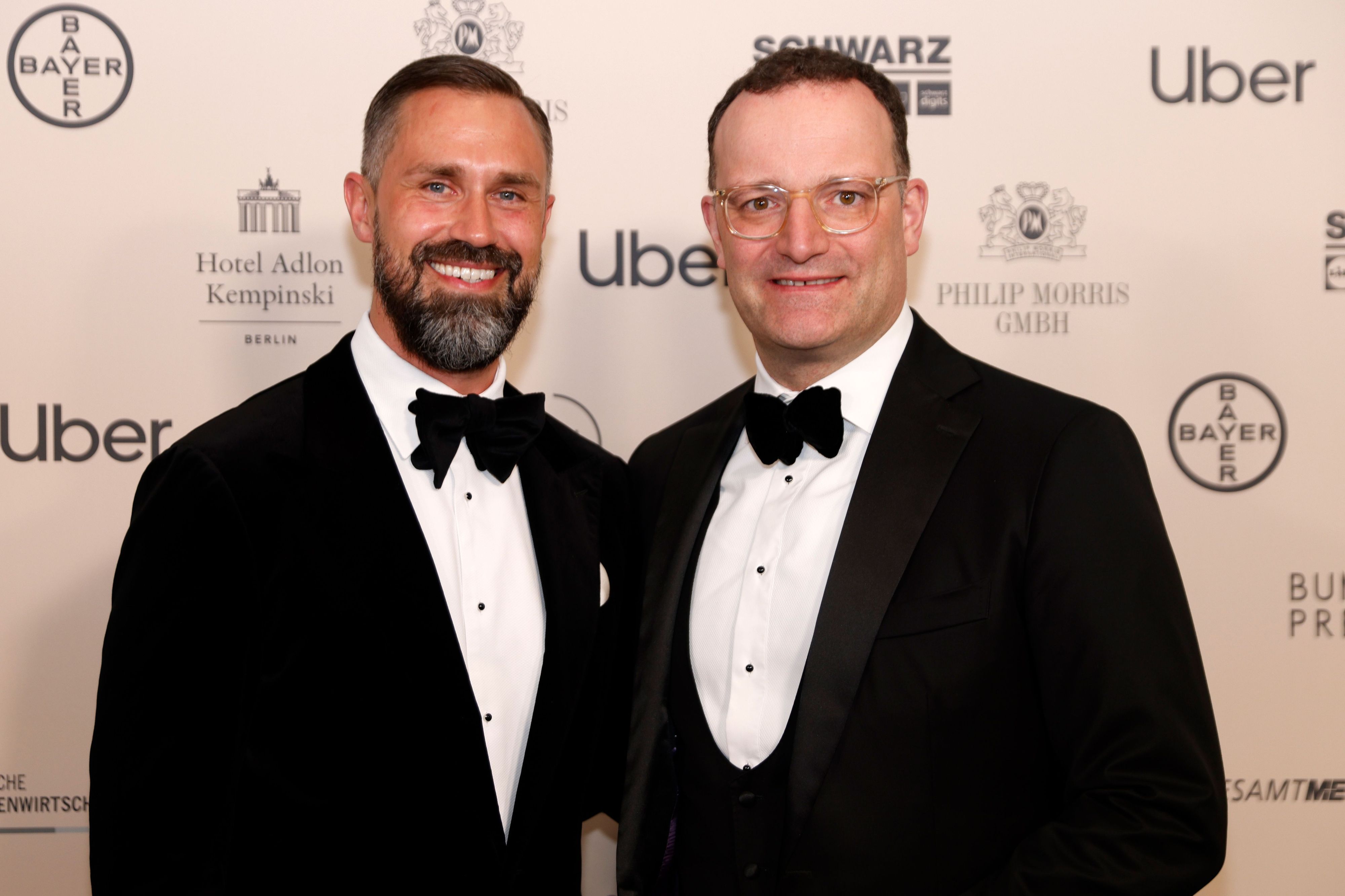 Jens Spahn (r.), Vorsitzender der Fraktion der CDU/CSU im Deutschen Bundestag, und sein Ehemann Daniel Funke beim Bundespresseball. Das Paar hat mithilfe einer Leihmutter ein Kind bekommen. (Archivbild)
