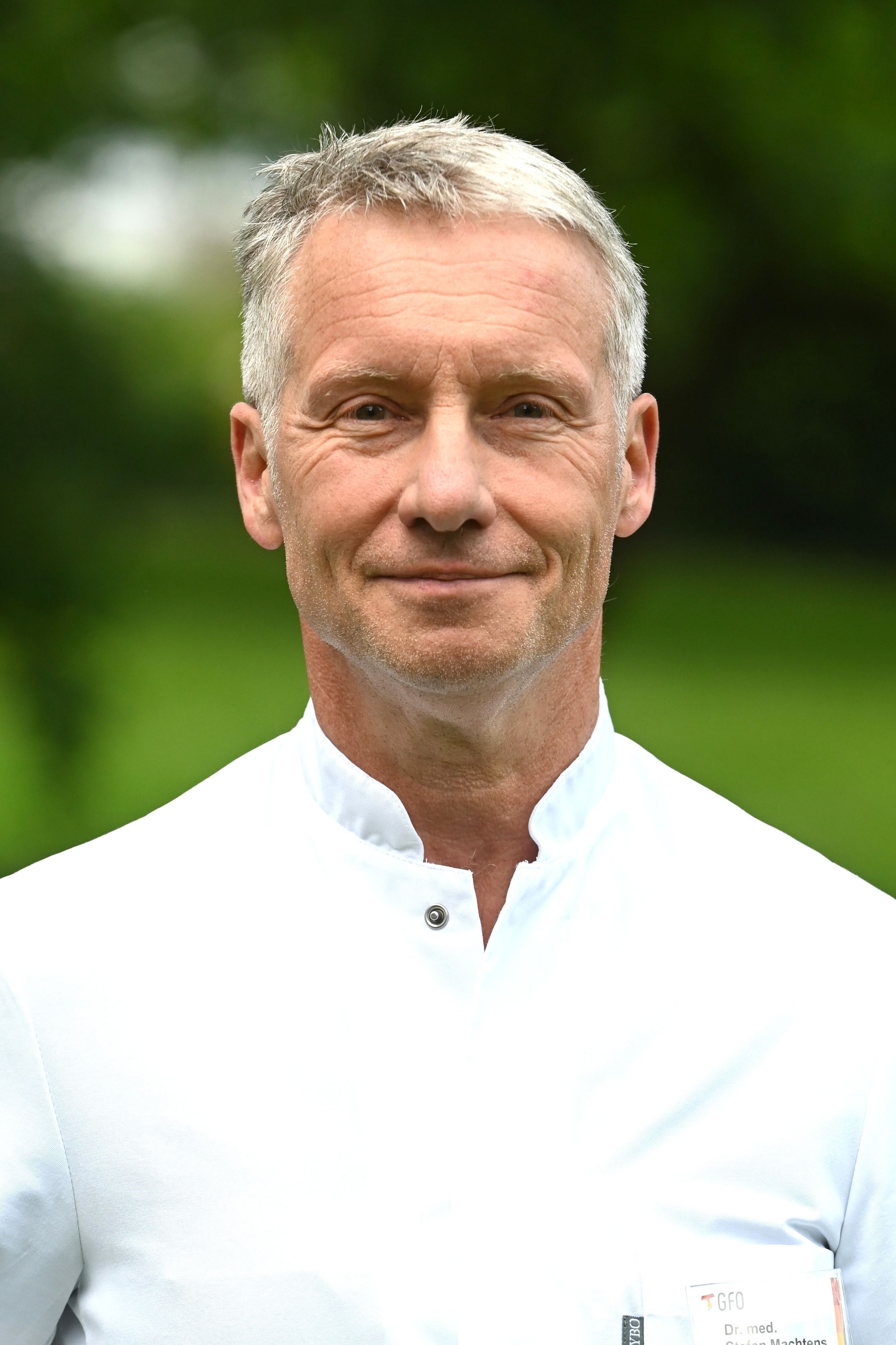Ein mittelalter Mann lächelt in die Kamera