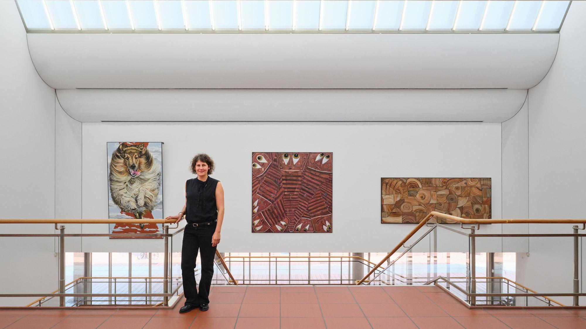 Jana Euler steht vor ihrem Triptychon im Kölner Museum Ludwig.