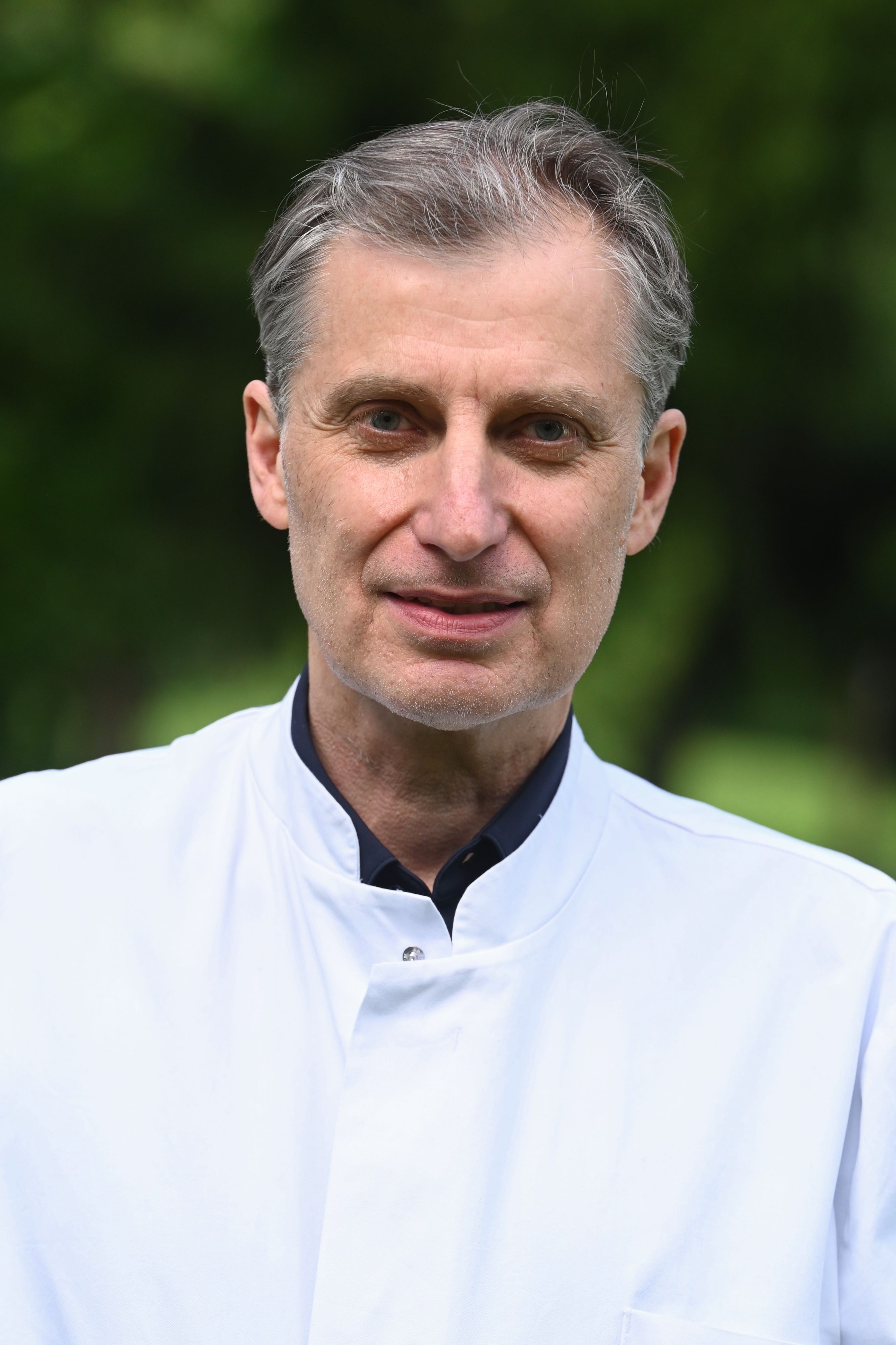 Ein mittelalter Mann lächelt in die Kamera