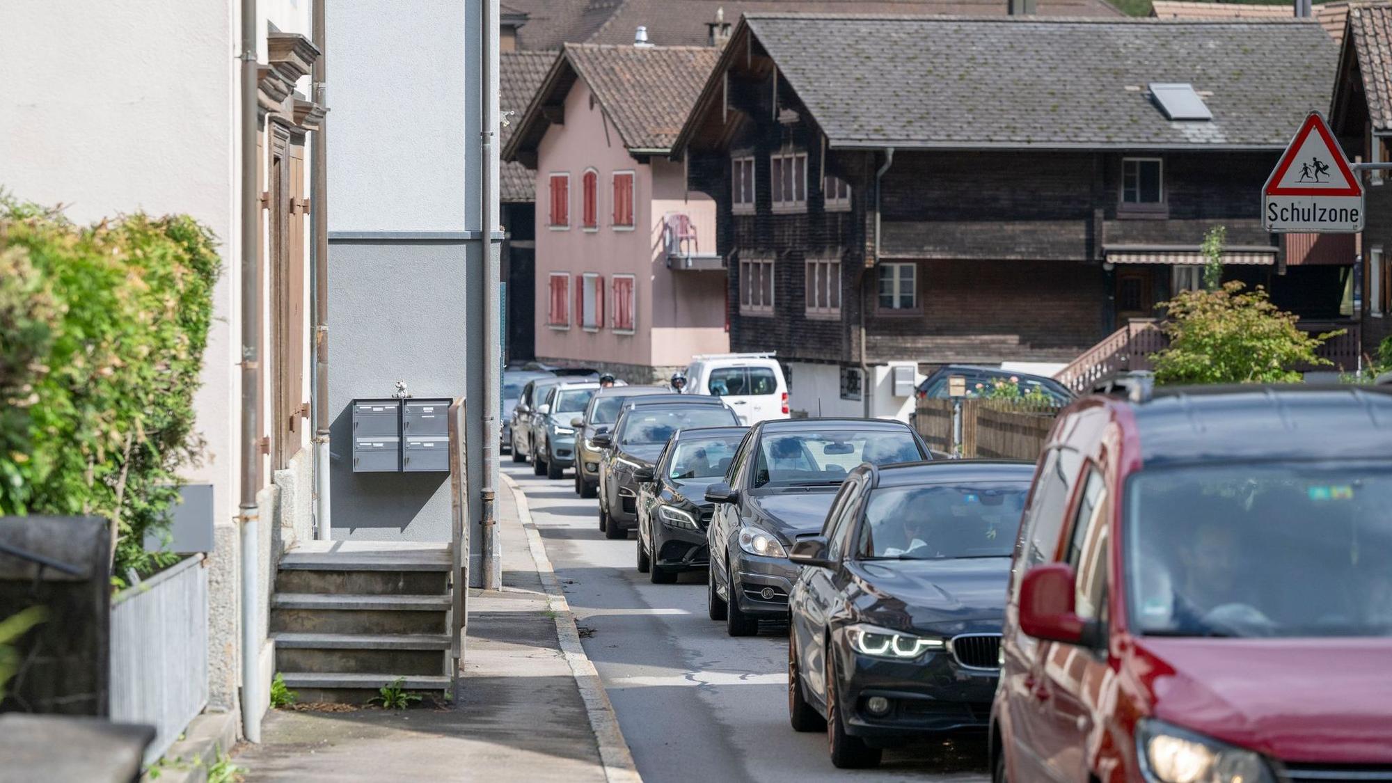 Der Ausweichverkehr aufgrund des Gotthard-Staus belastet das Dorf Amsteg.