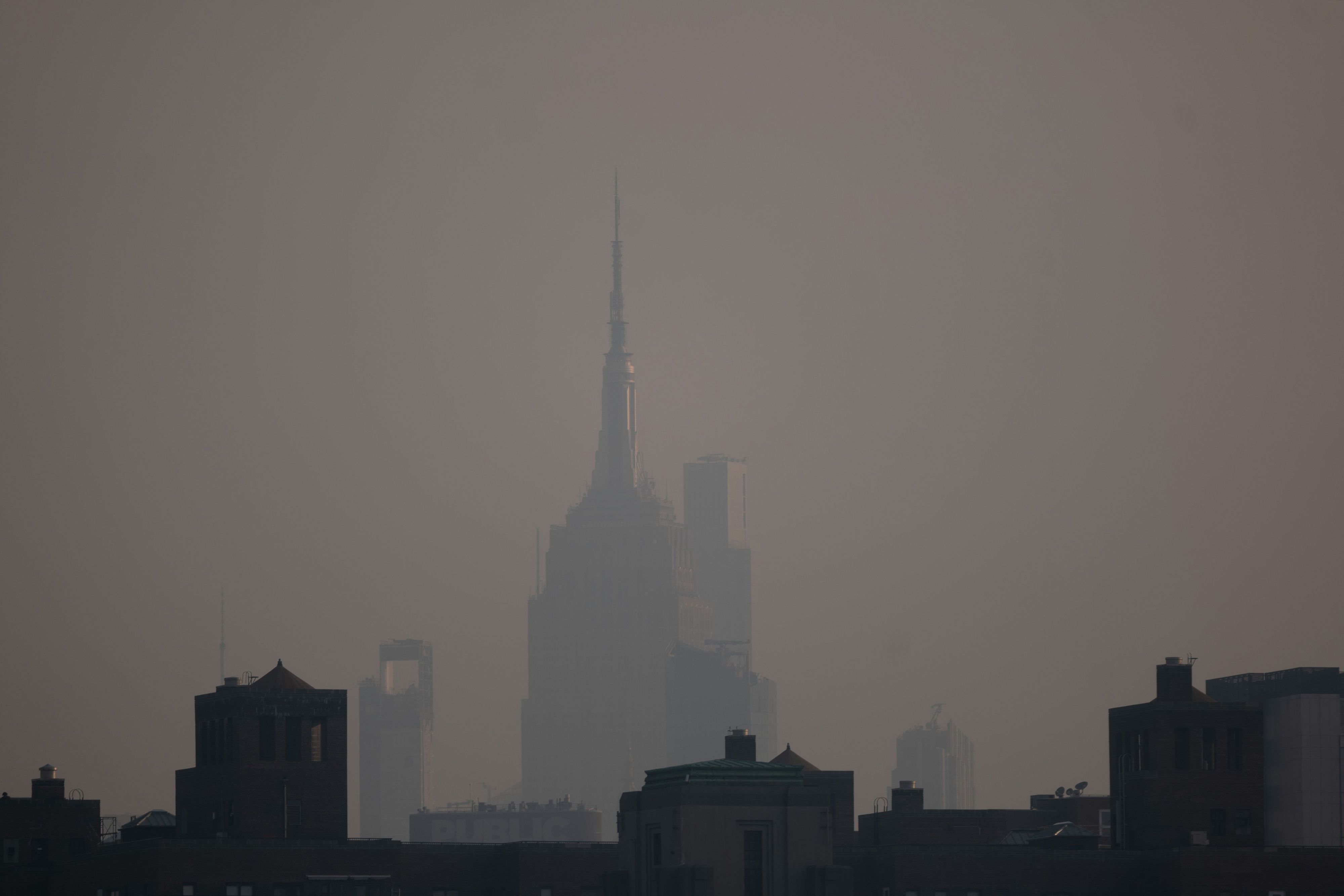 Die Silhouetten der Wolkenkratzer des New Yorker Stadtteils Manhattan sind derzeit oftmals nahezu unsichtbar. (Archivbild)