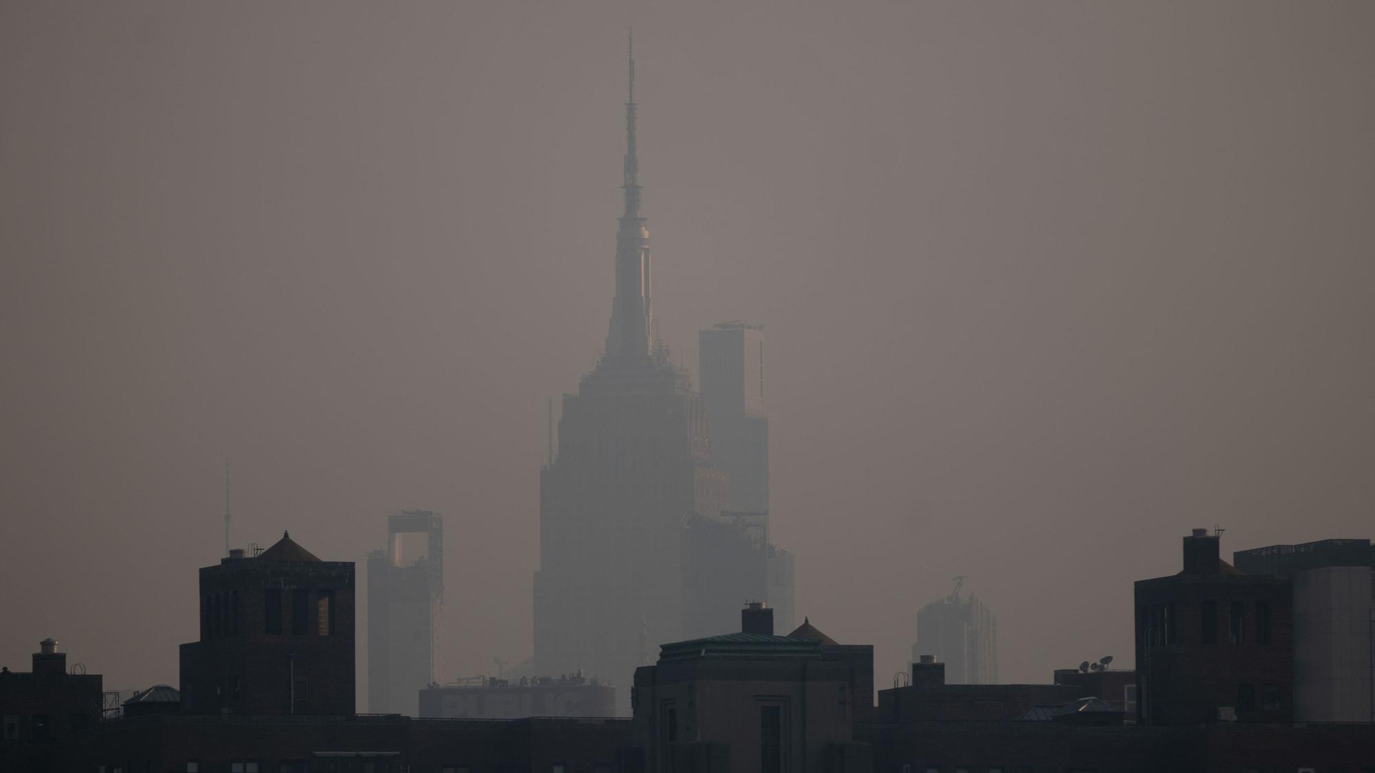Die Silhouetten der Wolkenkratzer des New Yorker Stadtteils Manhattan sind derzeit oftmals nahezu unsichtbar. (Archivbild)