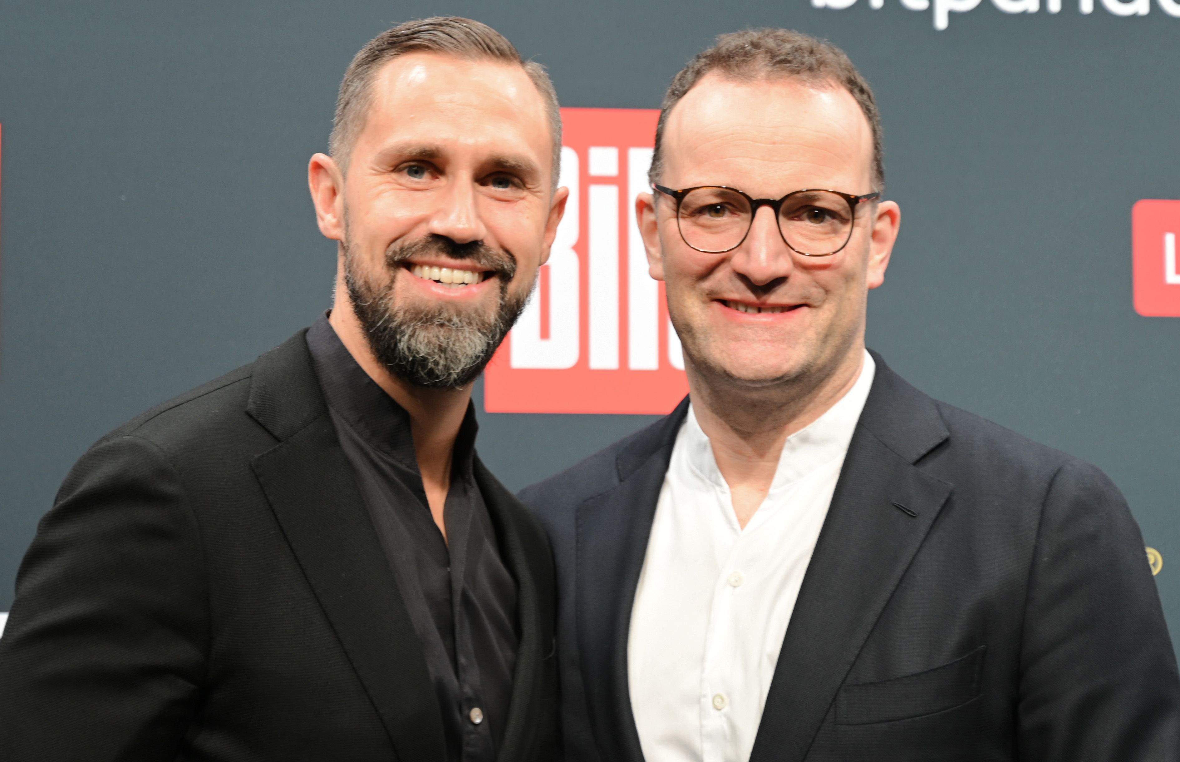 Jens Spahn (CDU, r.) und sein Mann Daniel Funke sind mit Hilfe einer Leihmutter Eltern geworden. (Archivbild)